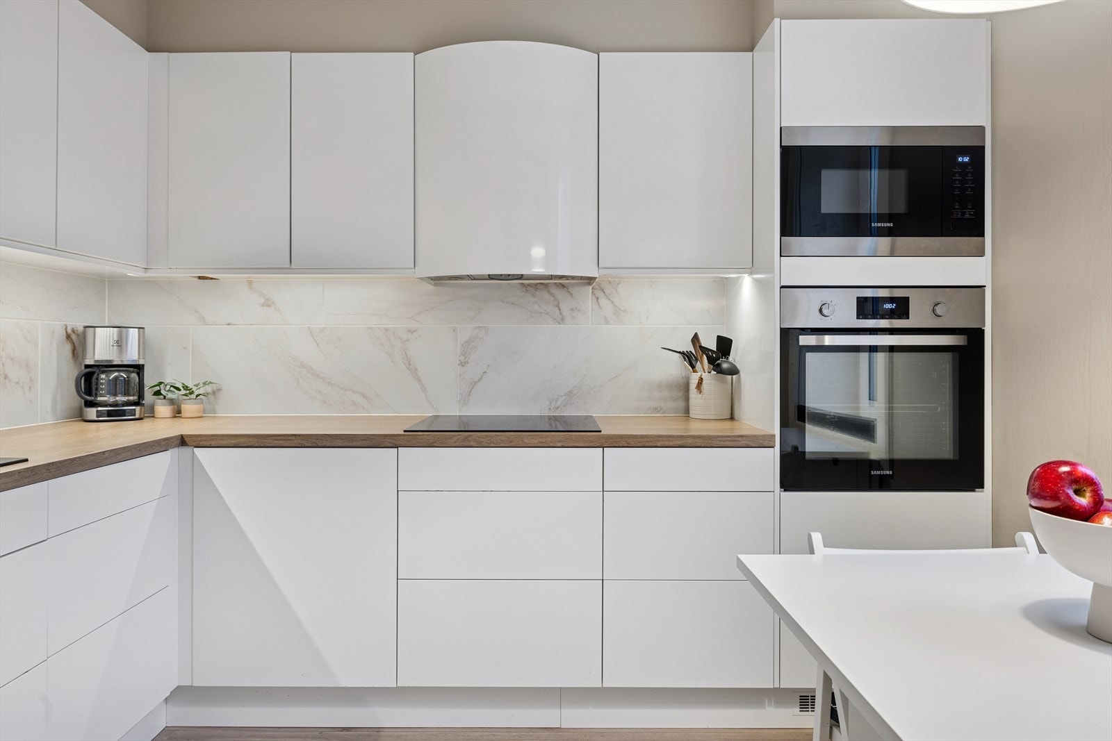 Her har en alt en måtte trenge av skap-, skuff- og benkeplass. Galleribilde