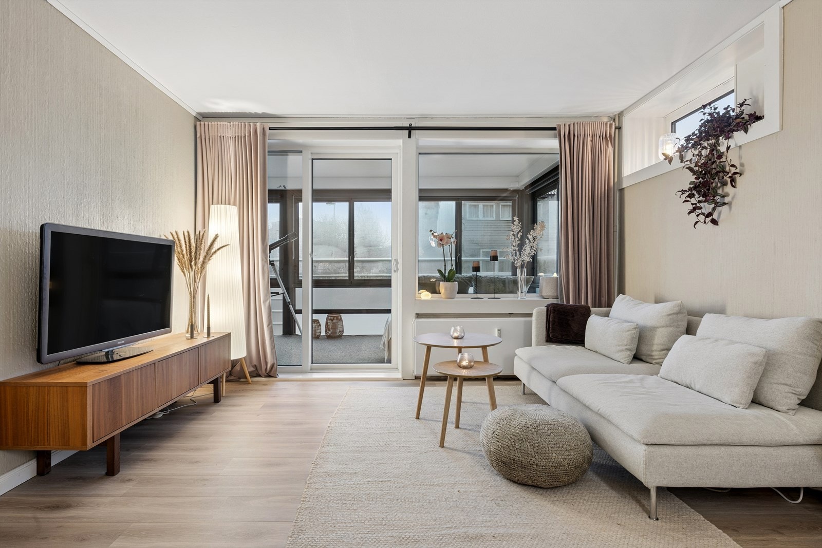 Leiligheten har en romslig stue med store vindusflater. Galleribilde