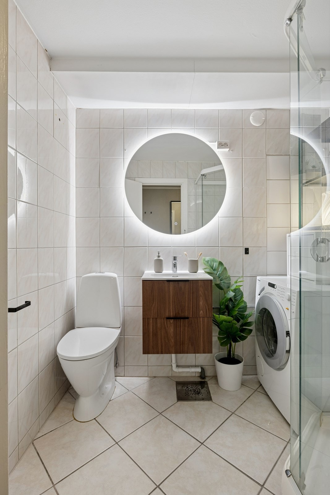 Pent flislagt bad med behagelige varmekabler i gulv. Galleribilde