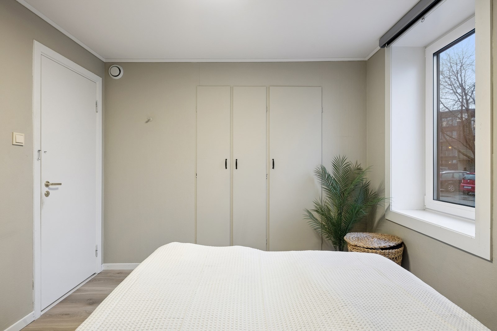 Her er det god plass for dobbeltseng, nattbord og gode garderobeløsninger. Galleribilde