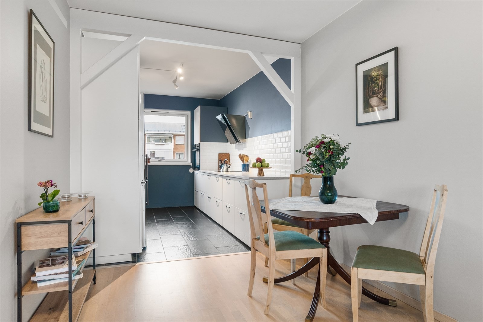 En naturlig spiseplass som binder sammen stuen og kjøkkenet. Galleribilde