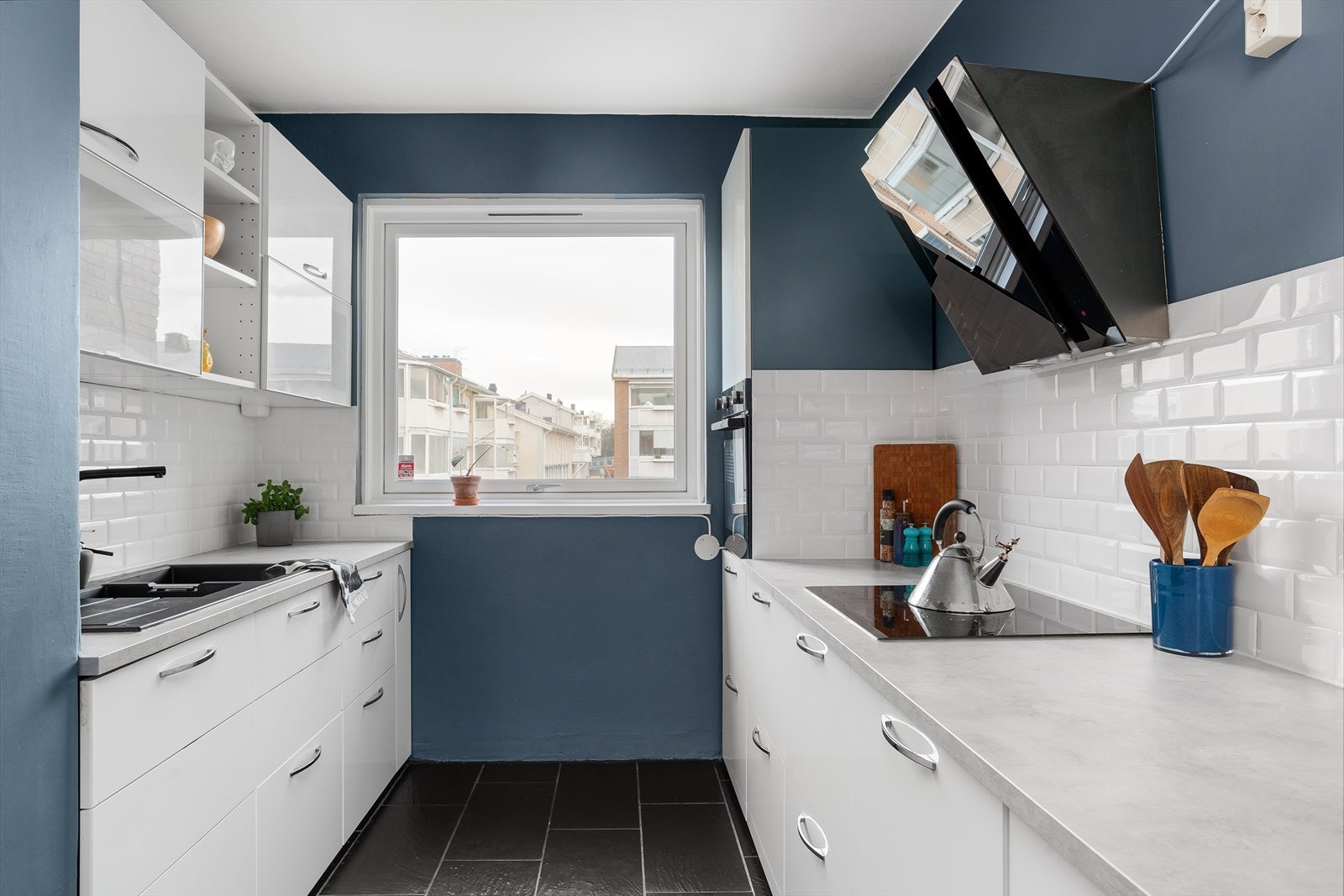 Kjøkkenet fra 2014 har en praktisk utforming med godt med benke- og skapplass. Galleribilde