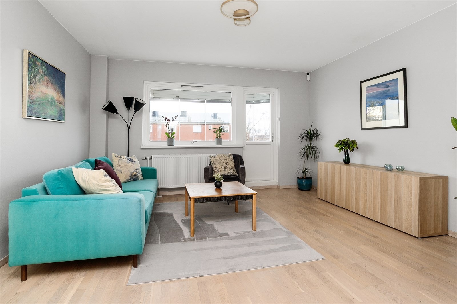 Stuen har flere gode innredningsmuligheter og kan enkelt innredes med sofagruppe, tv-møblement og annet ønskelig interiør. Galleribilde