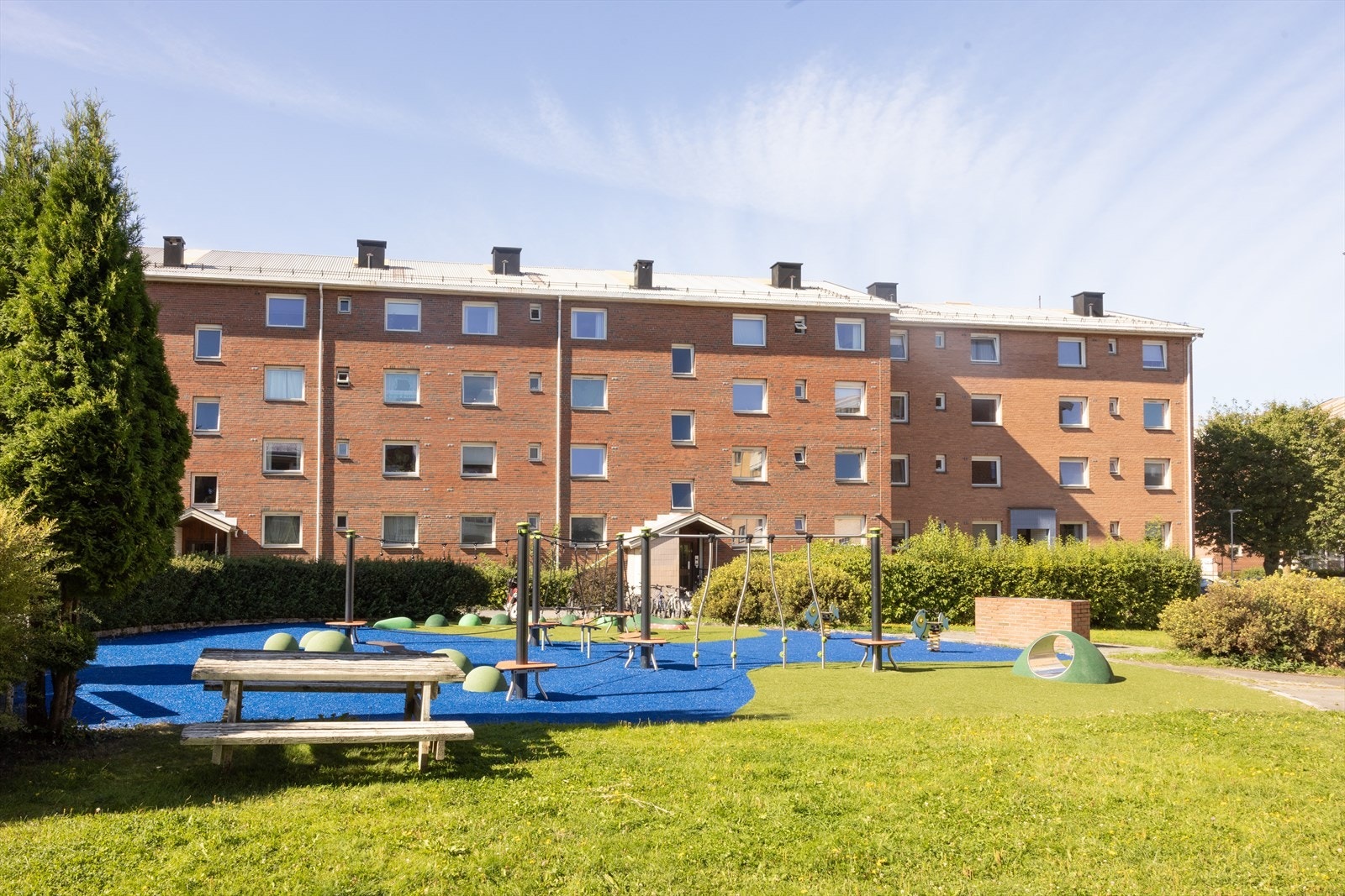 Borettslaget har hyggelige fellesområder med lekeplass, ideelt for barnefamilier. Galleribilde