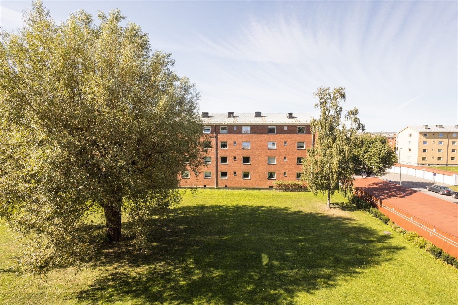 Balkongen vender mot rolige og grønne fellesarealer. Galleribilde