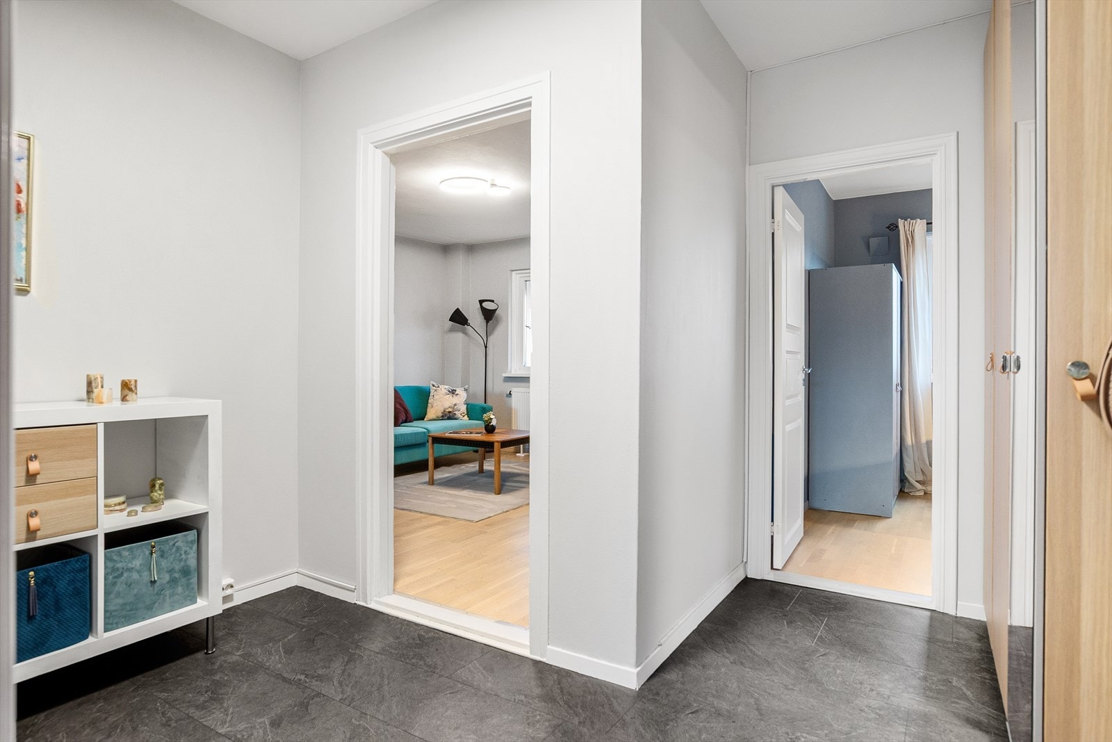 Fra entreen ledes du videre inn i leilighetens sosiale sone. Galleribilde