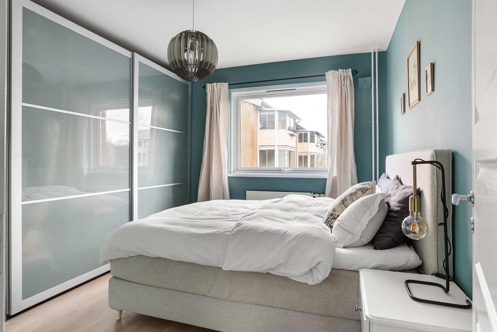 Hovedsoverommet er på 12 m² og har god plass til dobbeltseng og garderobeløsning. Galleribilde