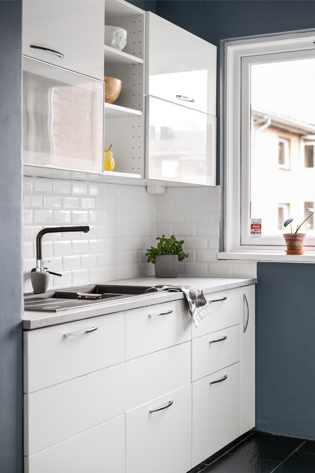 Kjøkkenet er utstyrt med integrert stekeovn, oppvaskmaskin og komfyrvakt. Galleribilde