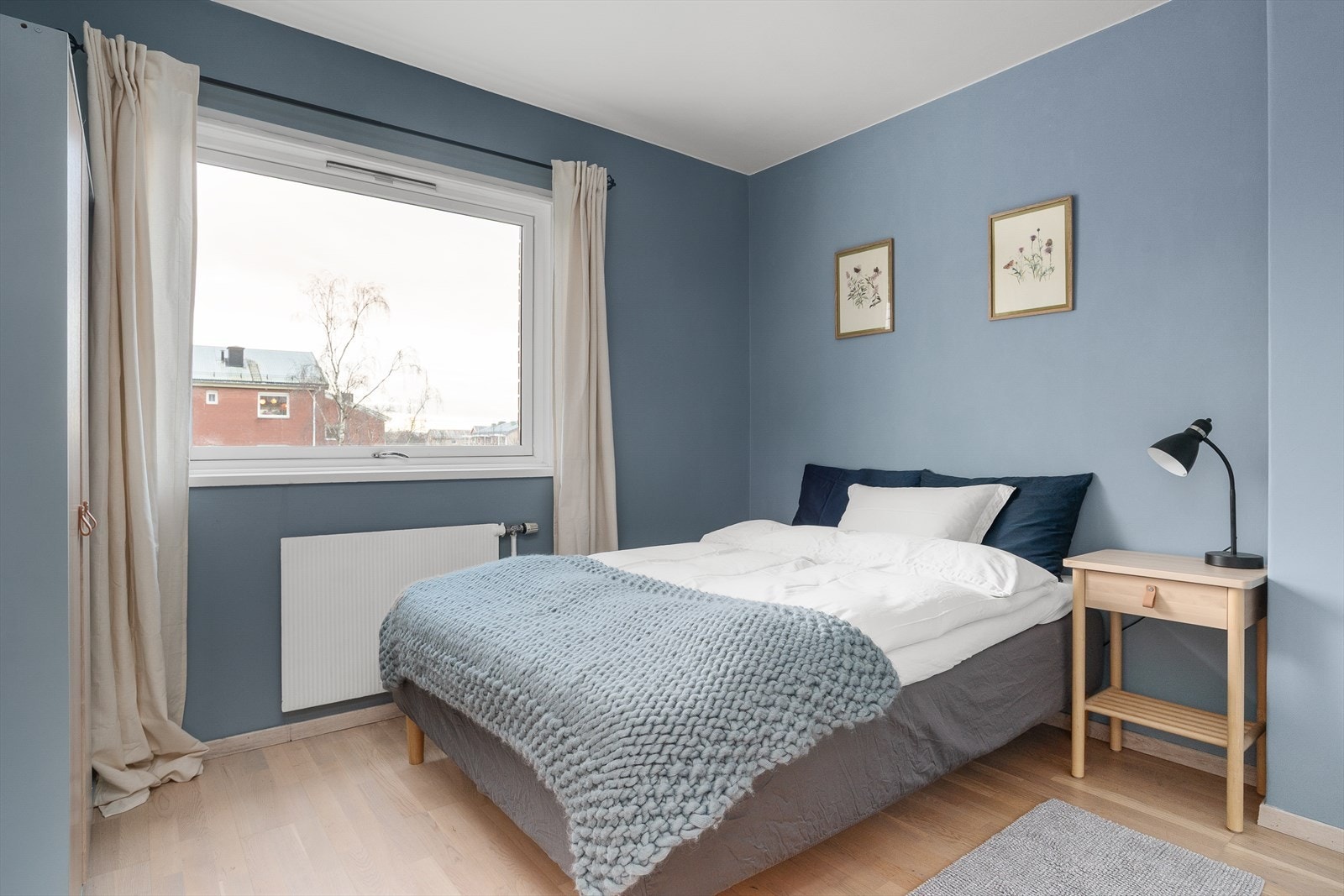 Leilighetens andre soverom er på 9 m² og har god plass til dobbeltseng, nattbord og garderobeskap. Galleribilde