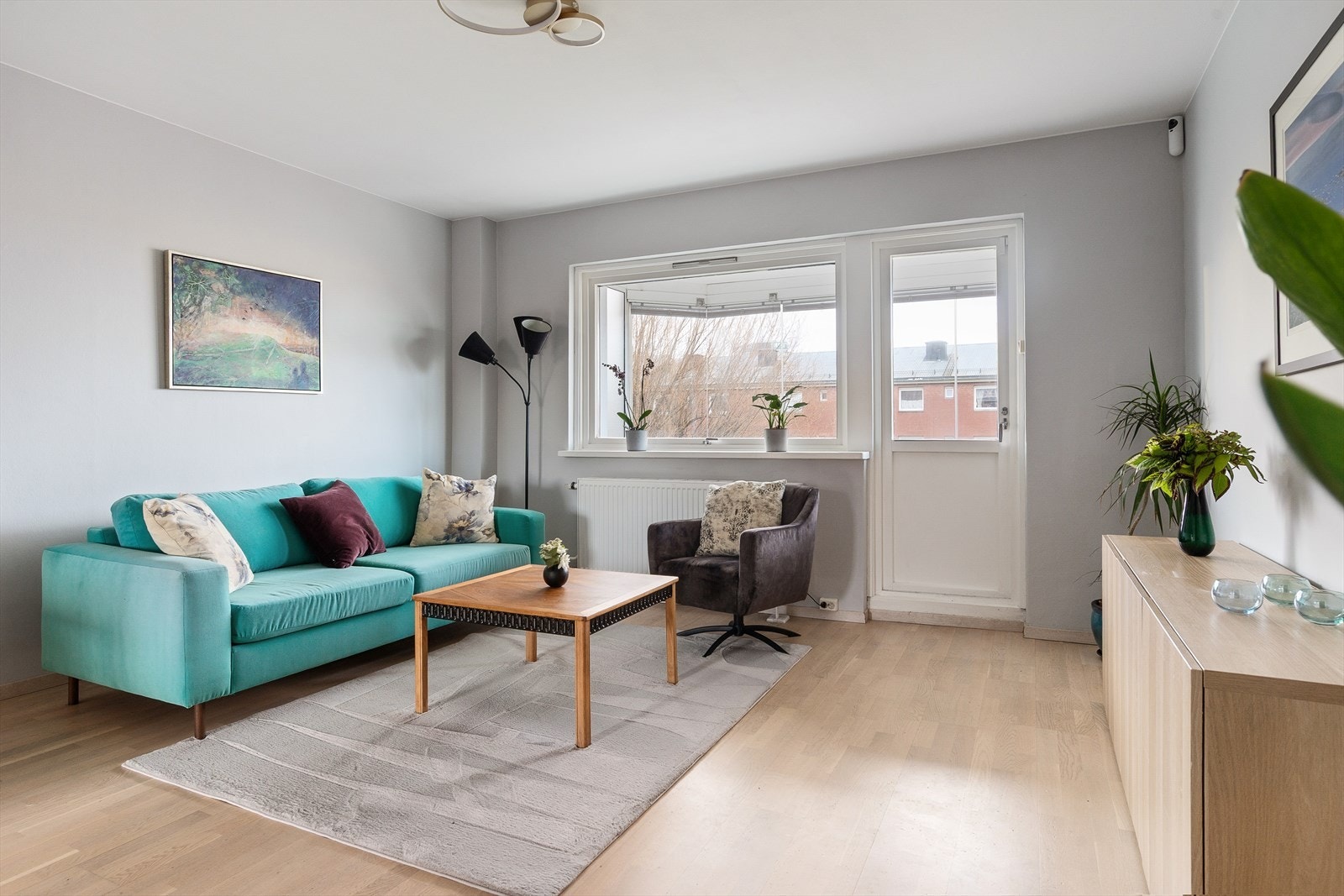 Stuen er et lyst og sentralt rom bestående av store vindusflater. Galleribilde