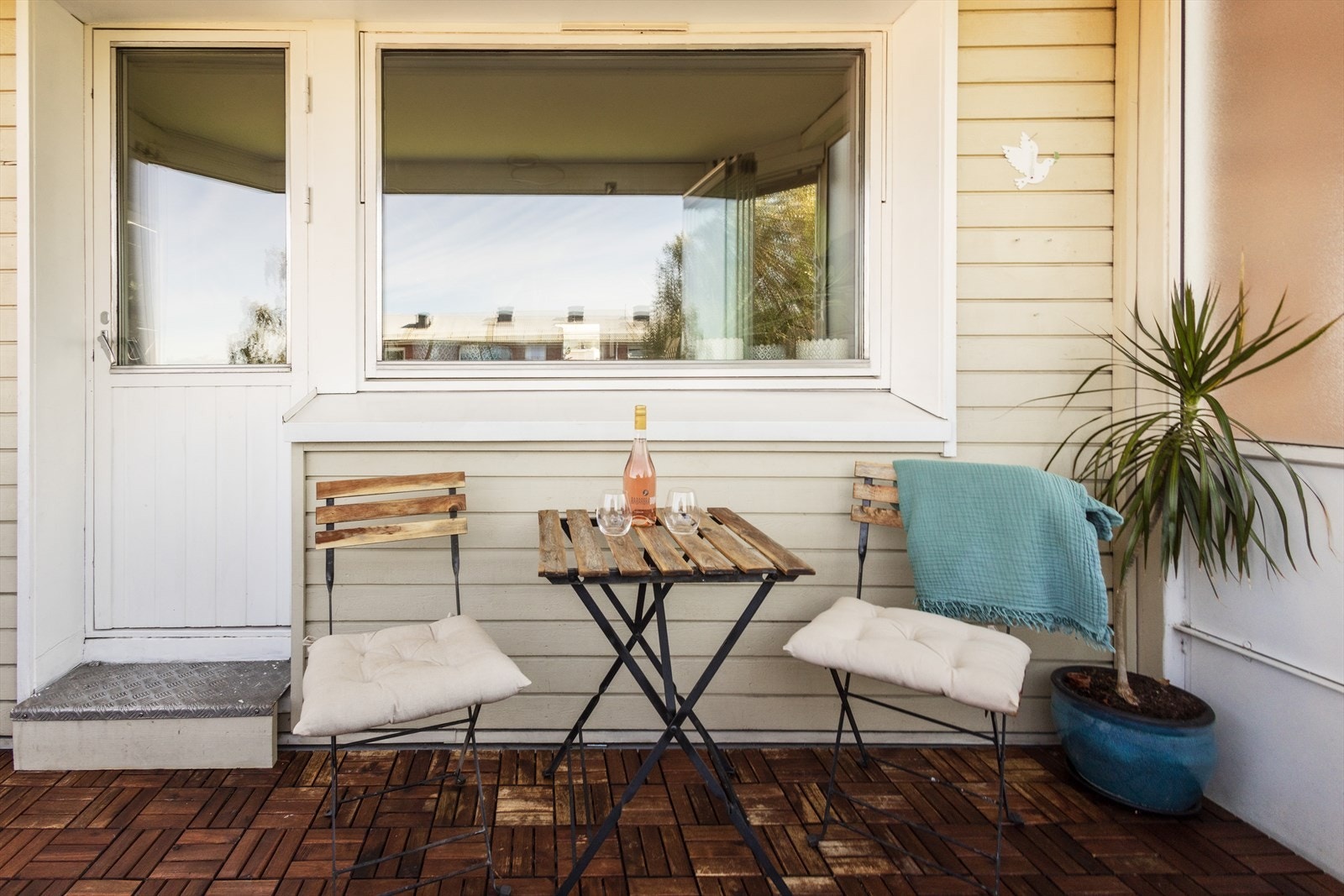 Fra stuen er det direkte adkomst til en vestvendt, innglasset balkong på 7 kvm. Galleribilde