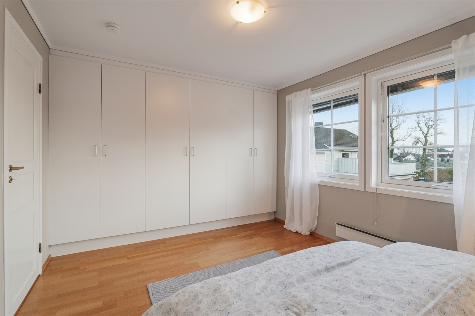 I tillegg finnes en praktisk, innebygd garderobeløsning med rikelig oppbevaringsplass, som gjør det enkelt å holde orden Galleribilde