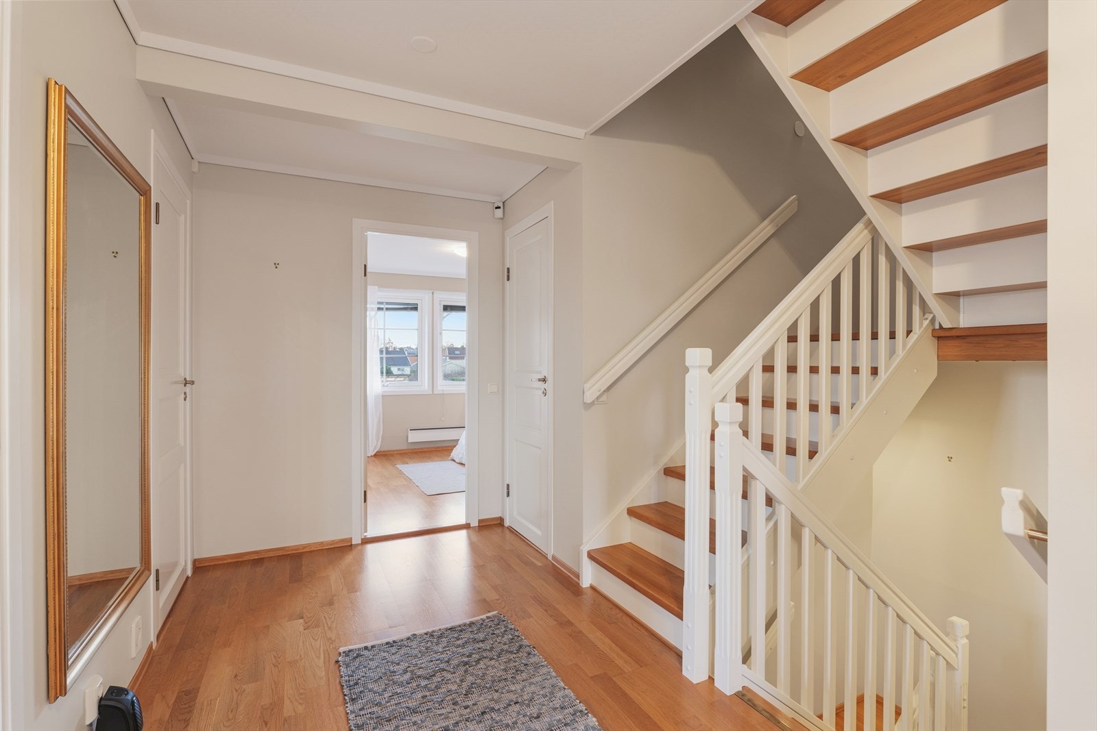 Lys og romslig gang i 2. etasje med trapp ned til 1. etasje og opp til loftsetasjen. God plass til møblering og speil, samt adkomst til 3 soverom og baderom Galleribilde