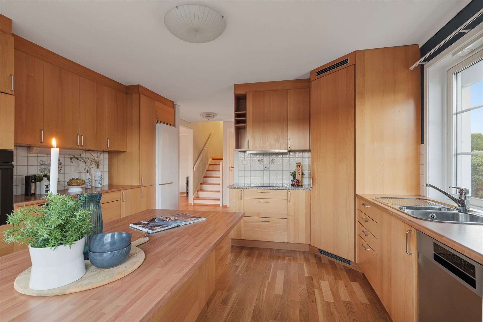 Kjøkkenet byr på svært gode oppbevaringsmuligheter med rikelig skap- og skuffeplass i en praktisk og gjennomtenkt løsning Galleribilde