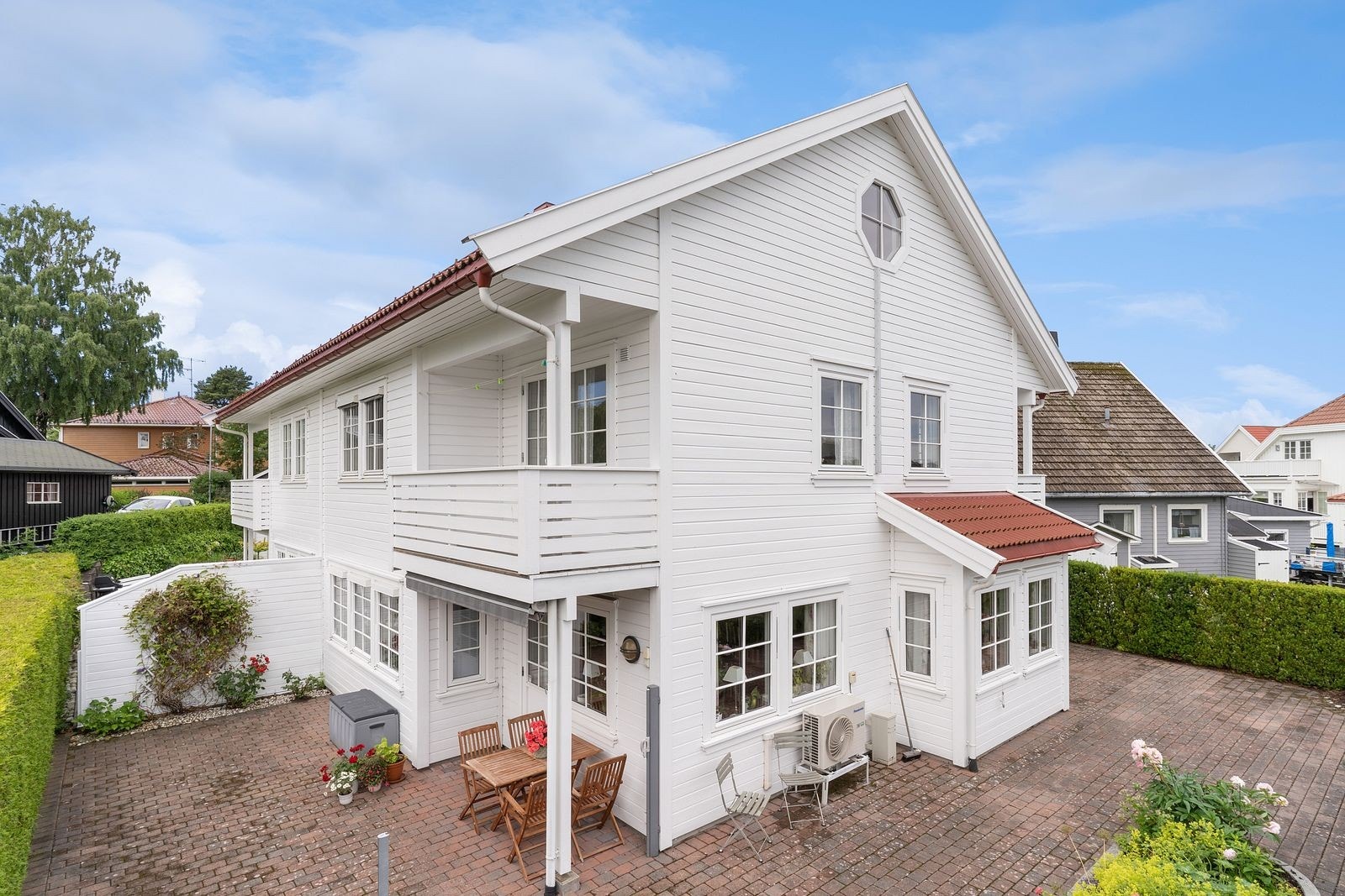 Velkommen til Valborgs vei 16B - Lys og innbydende tomannsbolig med klassisk hvit fasade, romslig uteplass og balkong. Beliggende i et attraktivt og rolig boligområde med kort vei til sentrum og gode solforhold Galleribilde