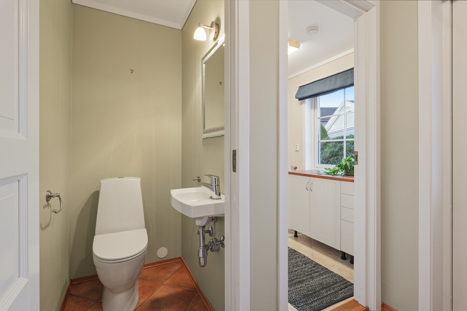 Boligen har praktisk gjestetoalett og eget vaskerom i første etasje - en funksjonell løsning som gjør hverdagen enklere. Galleribilde