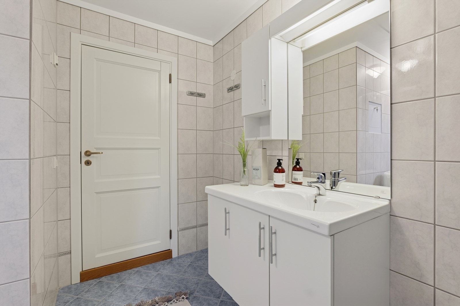 Servant med underskap og speil med belysning. Galleribilde