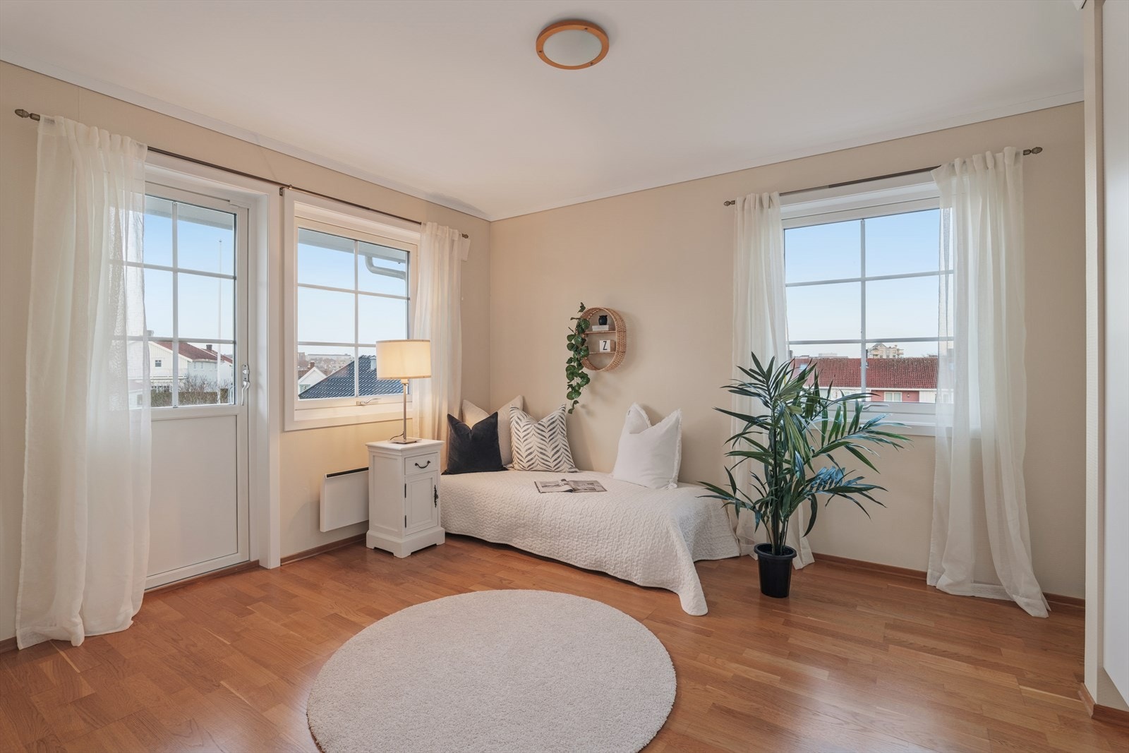 Soverom 2 med store vinduer som gir godt lysinnslipp og en luftig atmosfære. Rommet har utgang til balkong, noe som gir en ekstra kvalitet og mulighet for frisk luft. Galleribilde