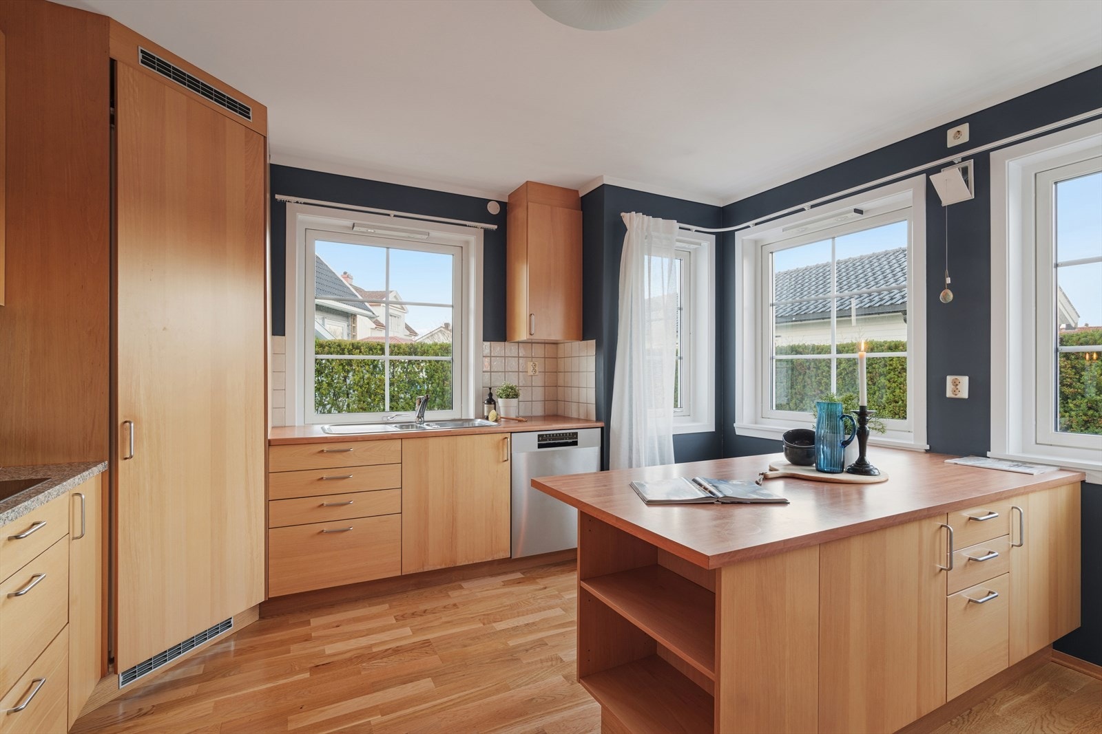 Lyst og romslig kjøkken med god arbeidsplass, praktisk kjøkkenøy og rikelig med skapplass. Galleribilde