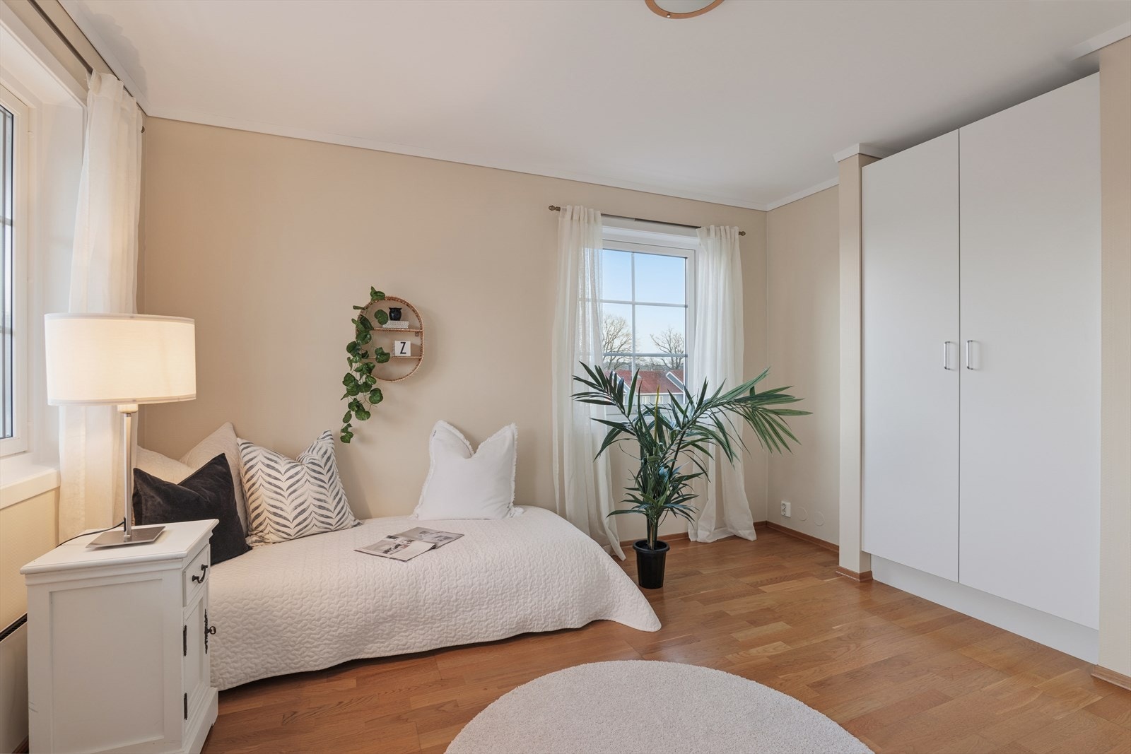 Det er god plass til seng og møblering, og en praktisk garderobeløsning gir rikelig med oppbevaringsplass. Nøytrale farger og parkettgulv gir et tidløst og innbydende preg Galleribilde