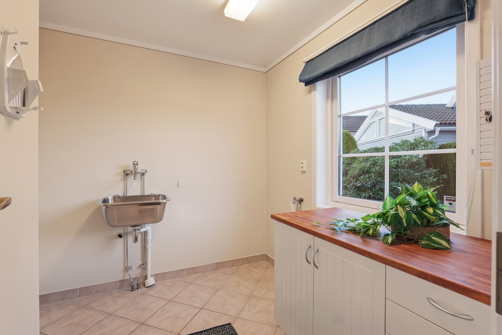 Vaskerommet gir god plass til vaskemaskin og oppbevaring, og ligger lett tilgjengelig fra entréen Galleribilde