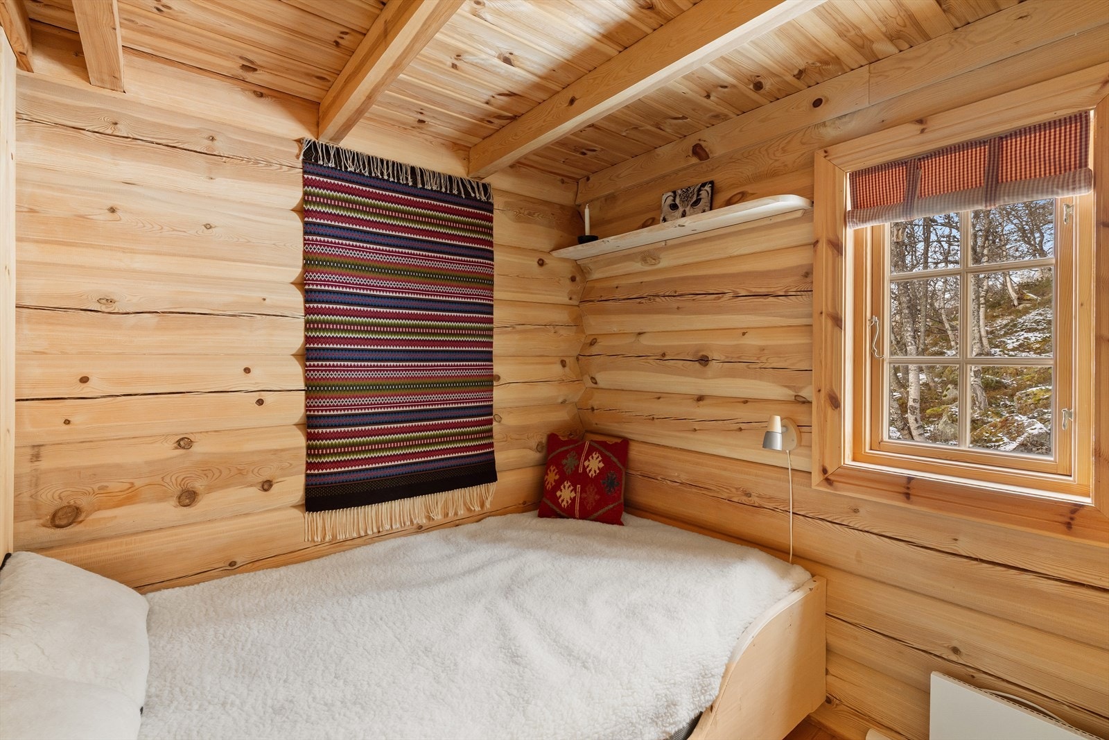 Det er 3 soverom i hovedetasjen + romslig hems med soveplasser Galleribilde