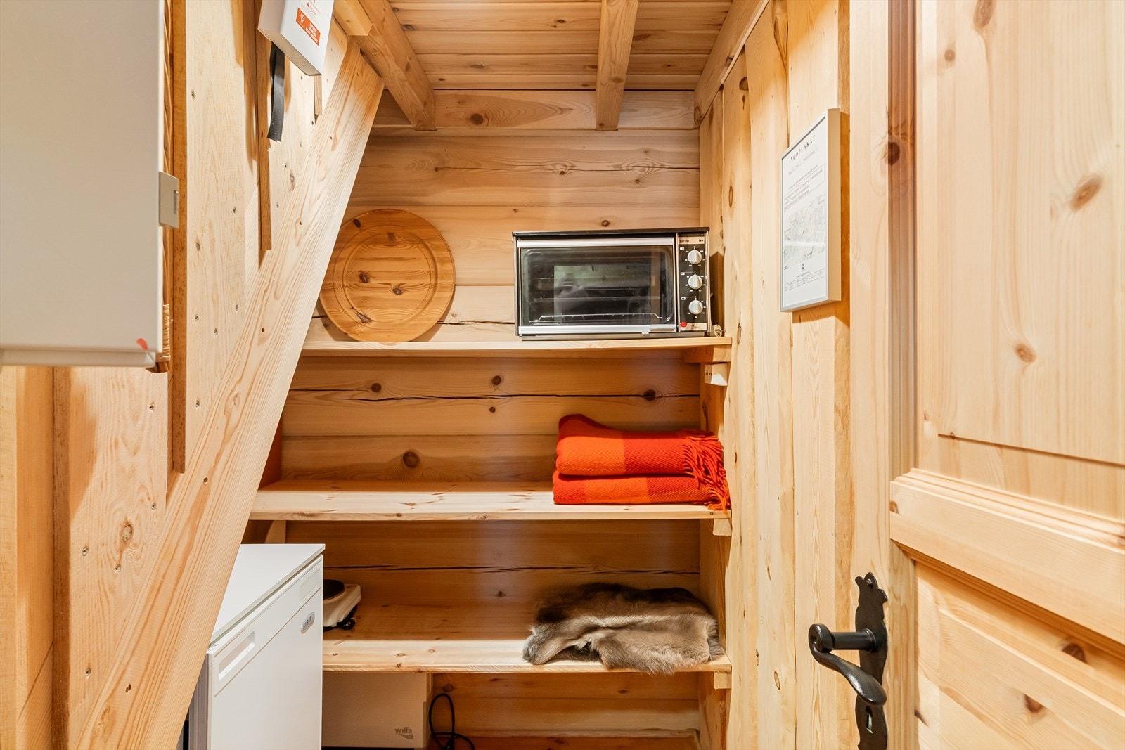 Praktisk innvendig bod. Det er også gode lagringsmuligheter under hytten Galleribilde