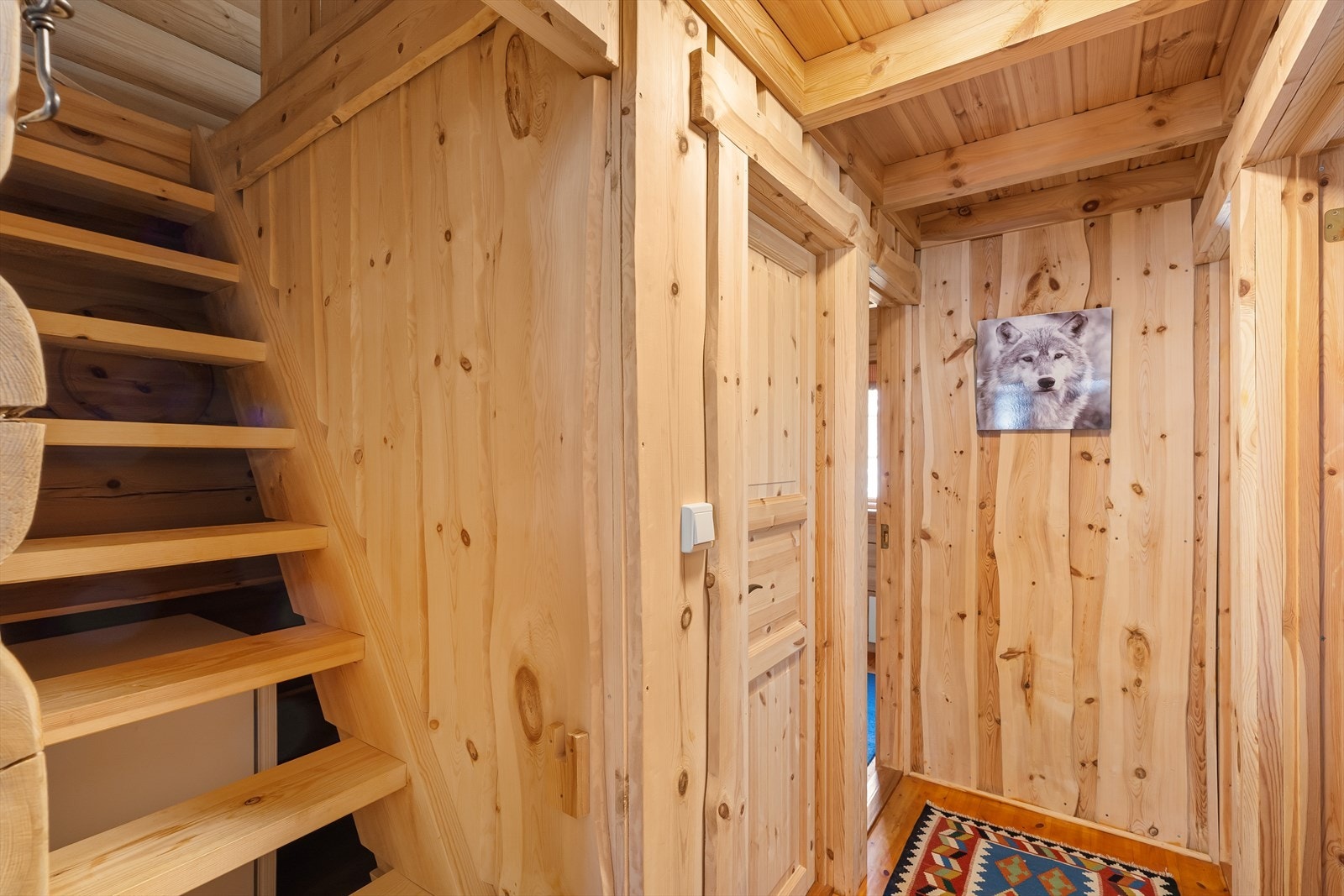 Gang/soveromsdel med trapp opp til hems Galleribilde