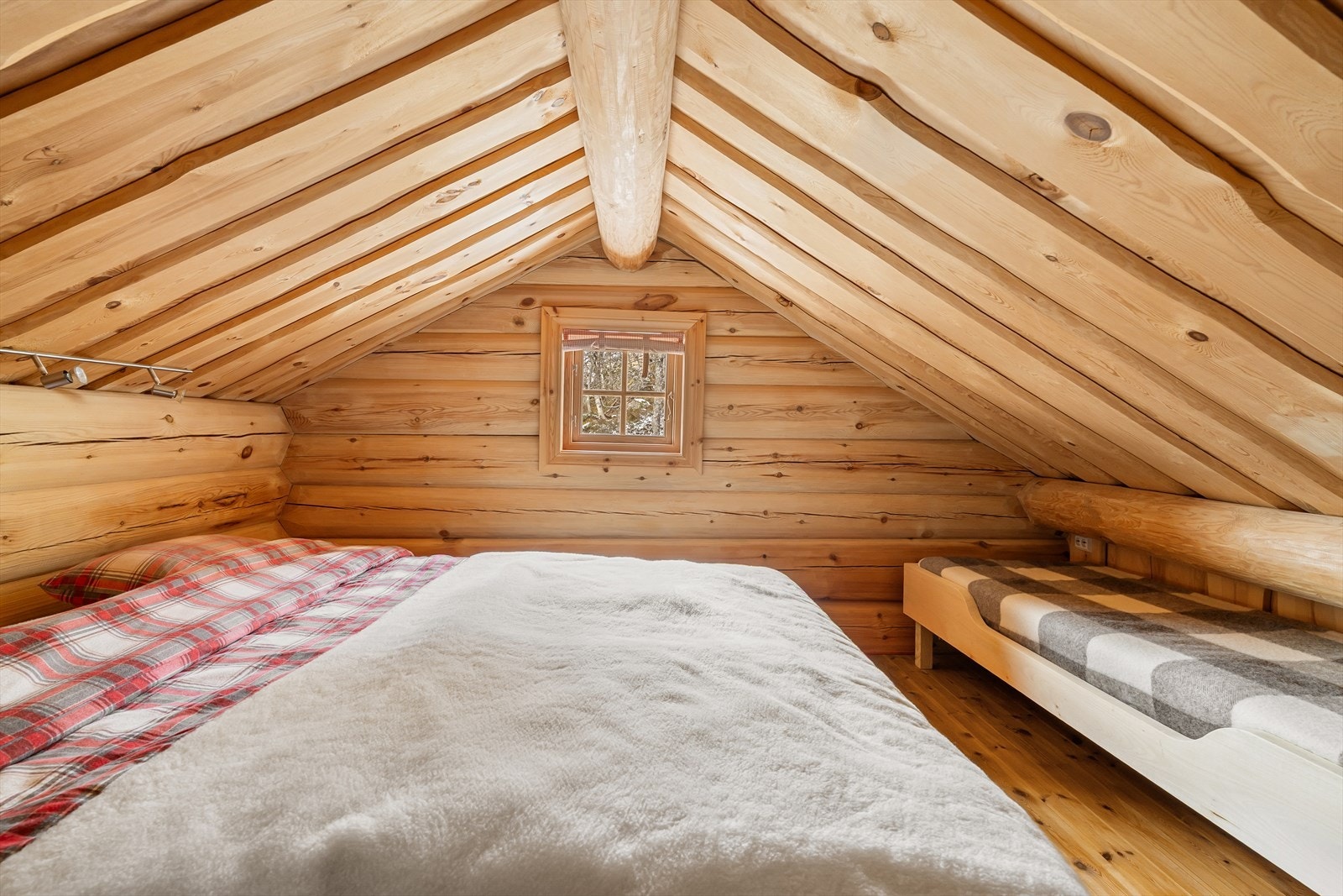 Romslig hems med soveplasser (Arealet er ikke målbart pga. takhøyden. (Hemsen har et gulvareal på ca. 14 kvm) Galleribilde