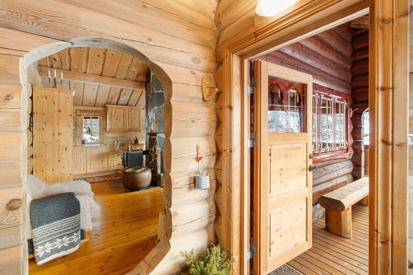 Hytten er solid laftet og fremstår med særegenhet og stilige detaljer Galleribilde