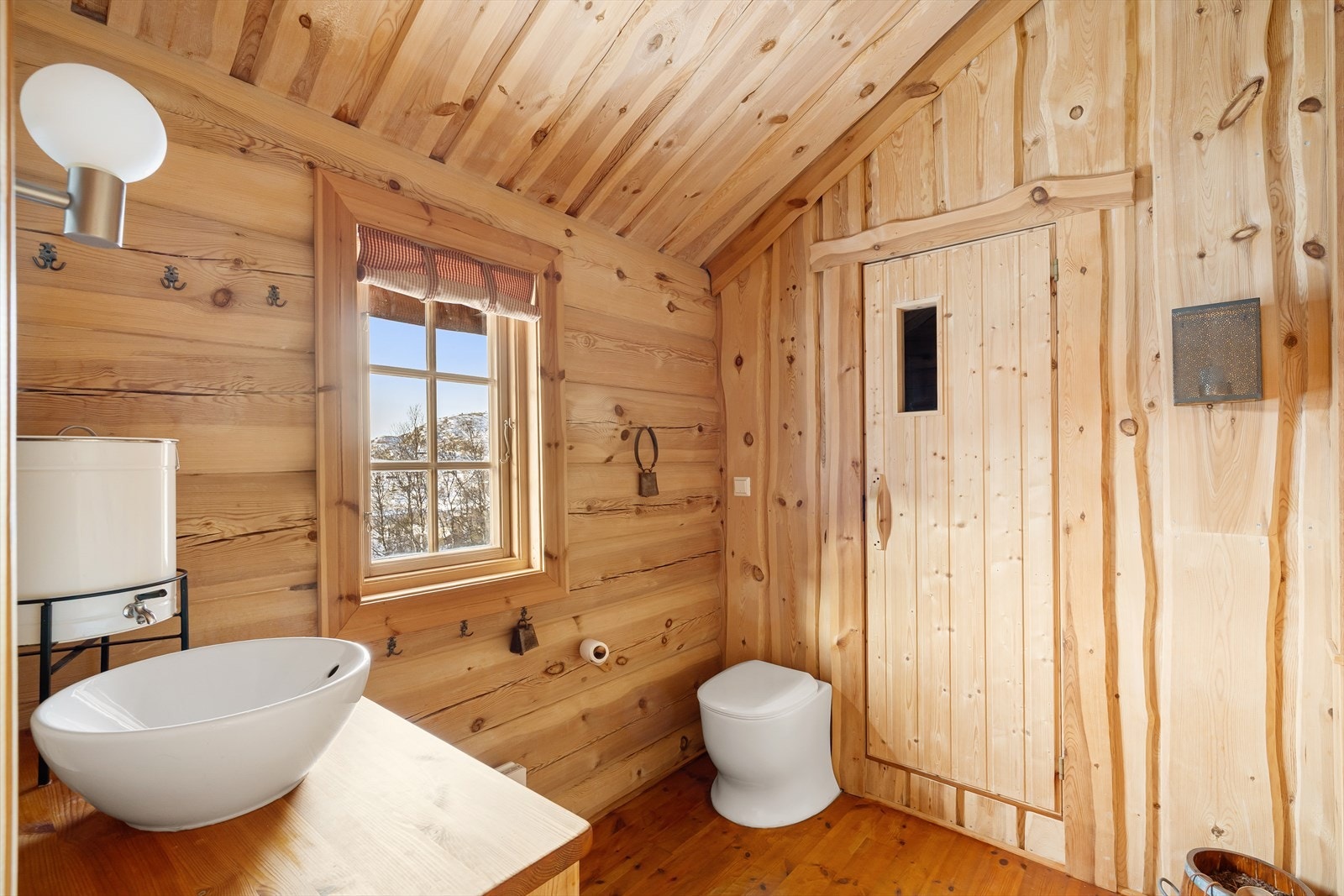 Bad og badstue. Biotoalett. Galleribilde