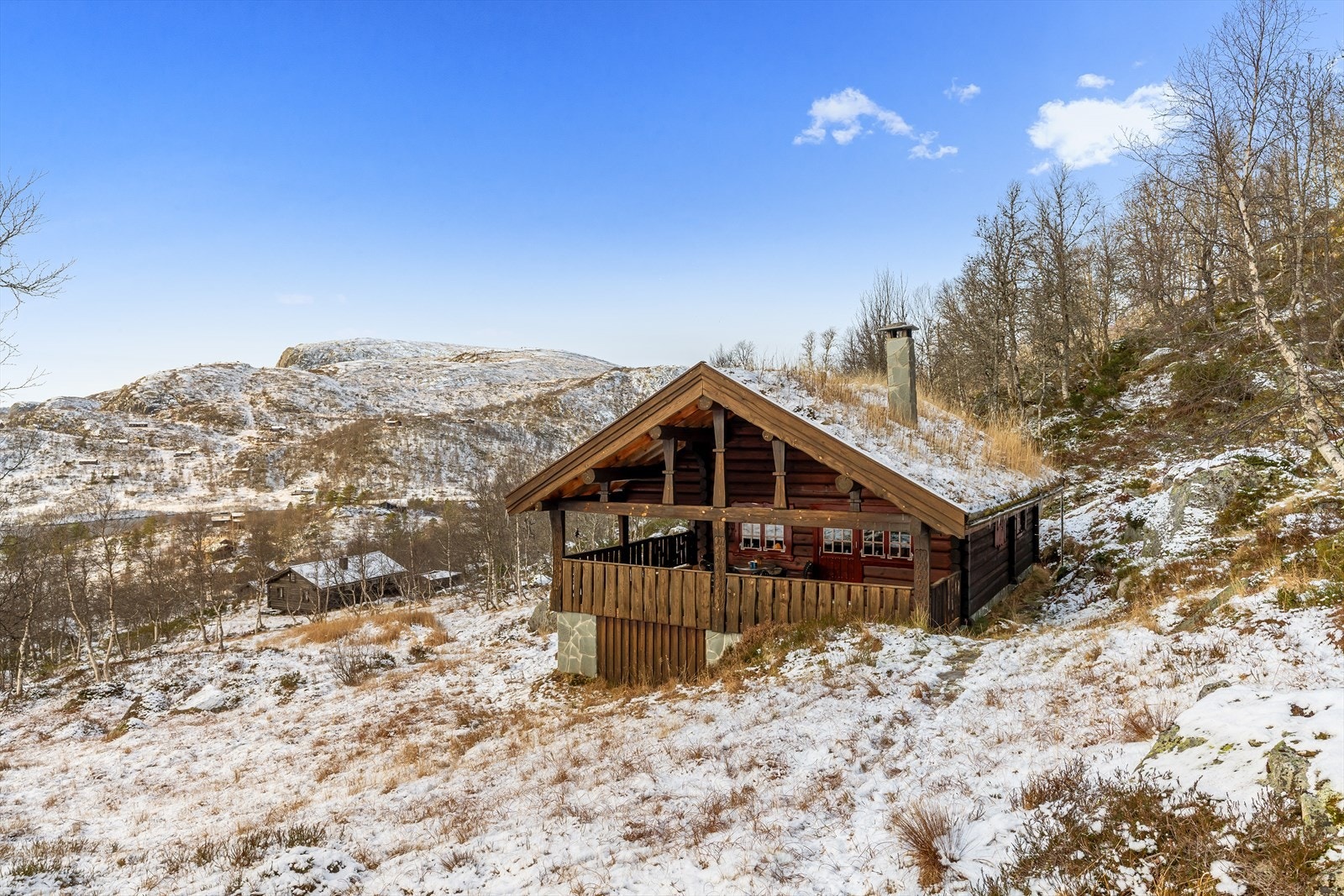 Hytten ligger fint og avskjermet til ca. 15 min. gange fra sommerparkeringen på Donsen og ca 4 km. fra vinterparkering på Flesebekk Galleribilde