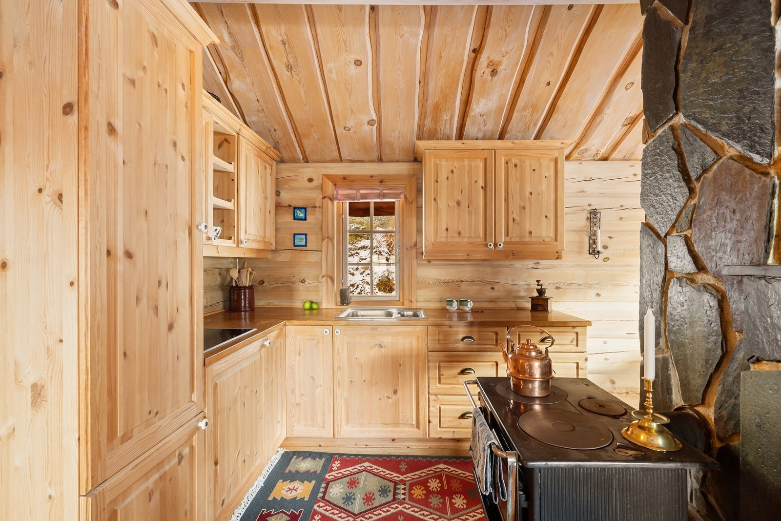 Kjøkken med integrert koketopp, kjøl og frys Galleribilde