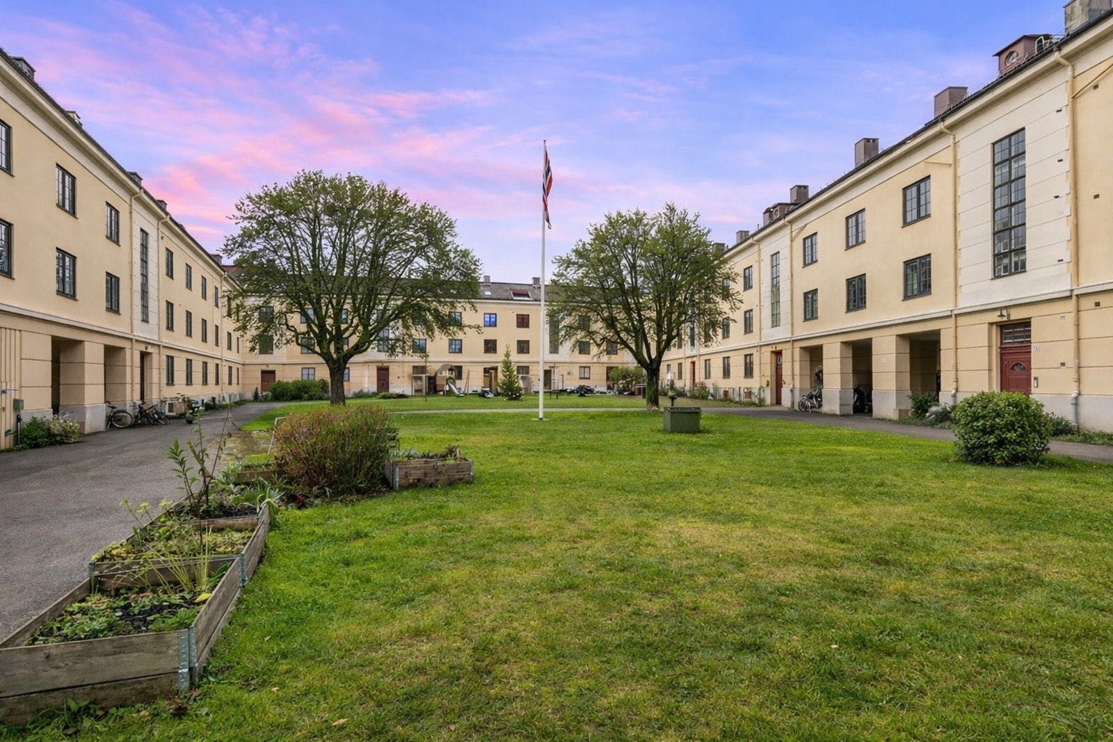 Grønt og frodig gårdsrom med god plass til avslapning og hyggelige møter mellom naboer. Galleribilde