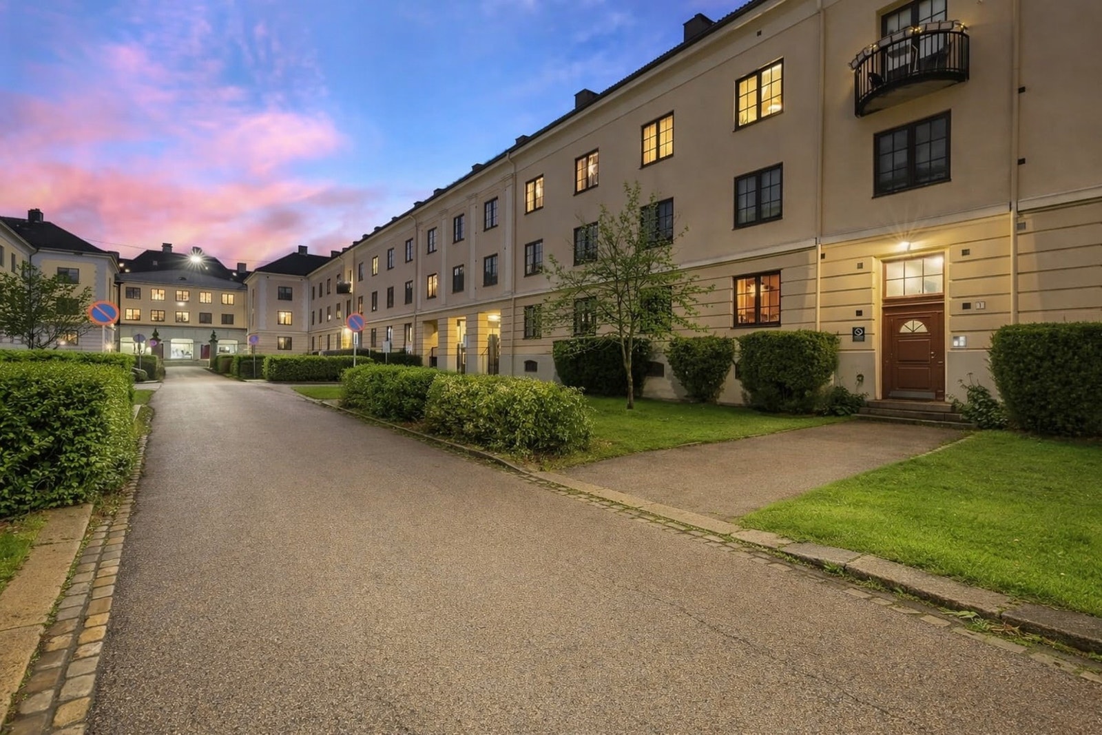 Leiligheten ligger i en vakker Torshovgård fra 1920-tallet og er totaloppusset med gjennomgående oppgraderte overflater i tidløse fargetoner. Galleribilde