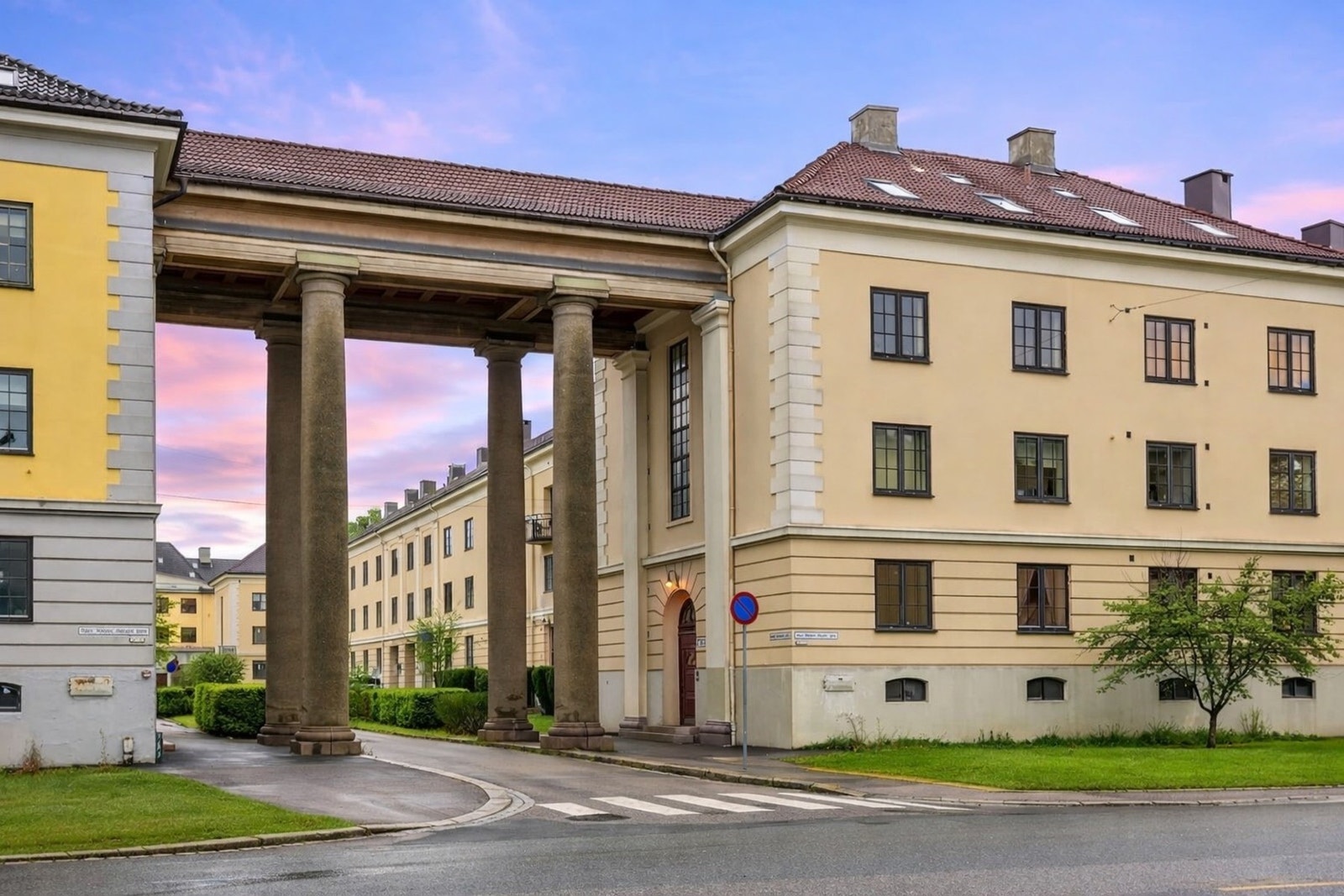 Det er beboerparkering i området. Borettslaget disponerer 6 parkeringsplasser for utleie, og det er også god tilgang på garasjeleie i nærområdet. Galleribilde