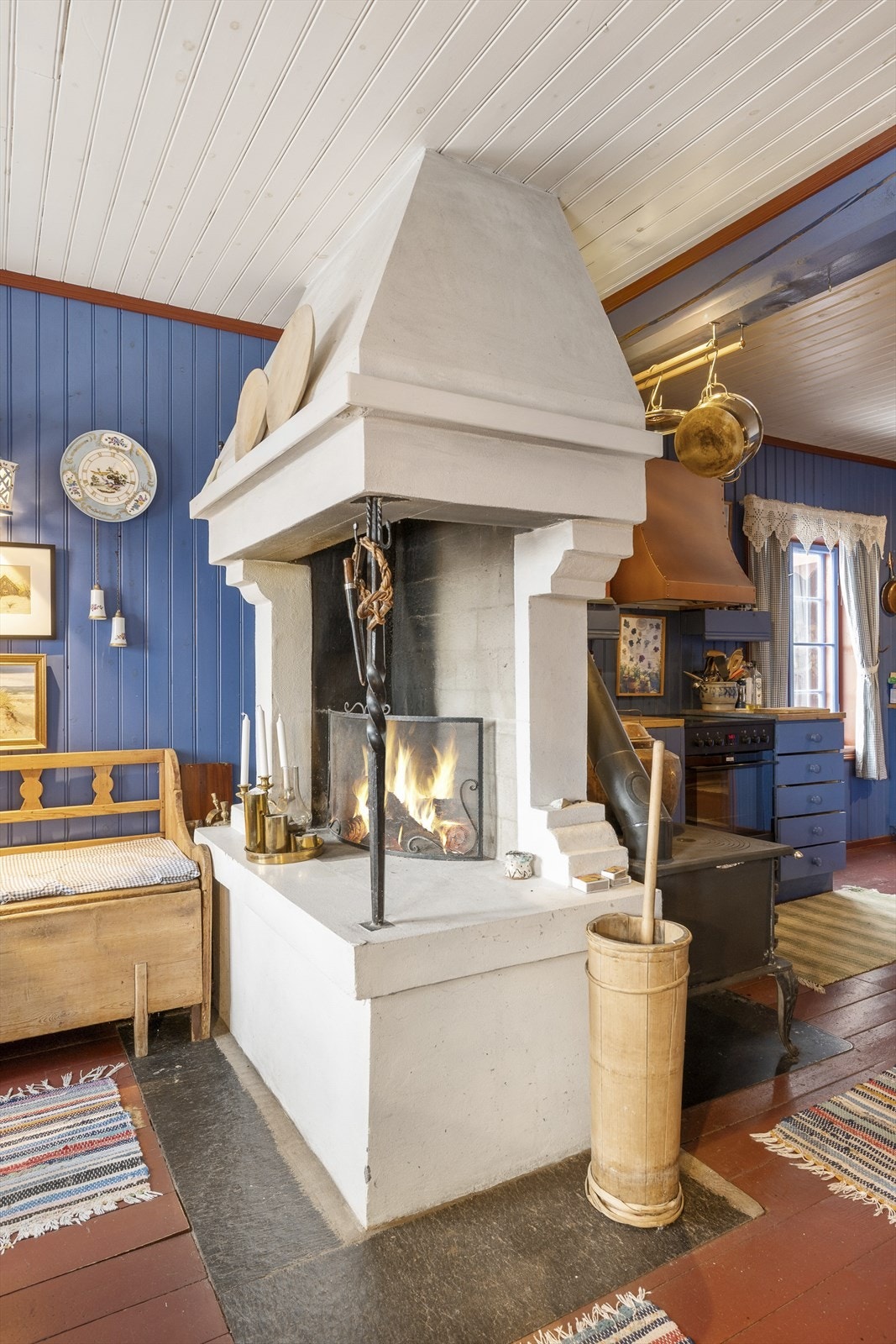 På kjøkkenet er det også en peis. Galleribilde