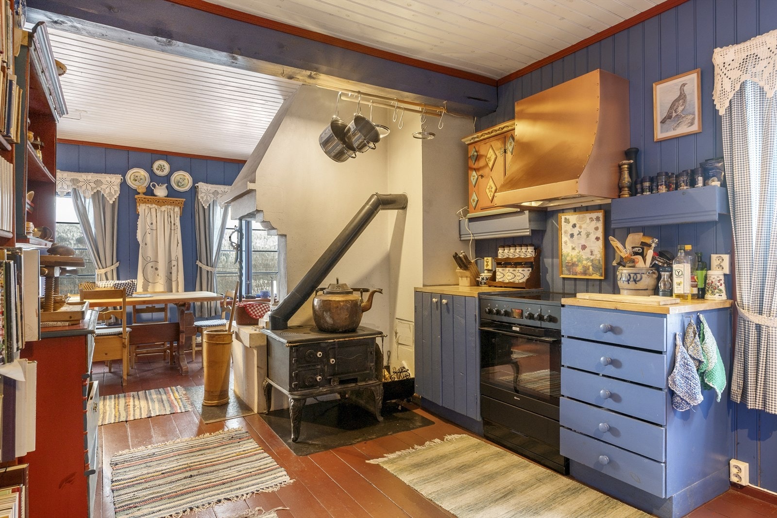 Velkommen inn på kjøkkenet. Kjøkkenet er romslig, med god plass til matlaging.. Galleribilde