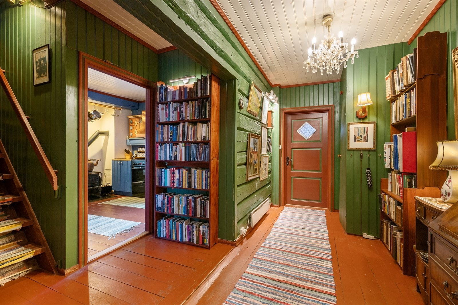 Her kommer man inn i en romslig entrè/gang, hvor man man god plass til oppbevaring av yttertøy og sko. Galleribilde