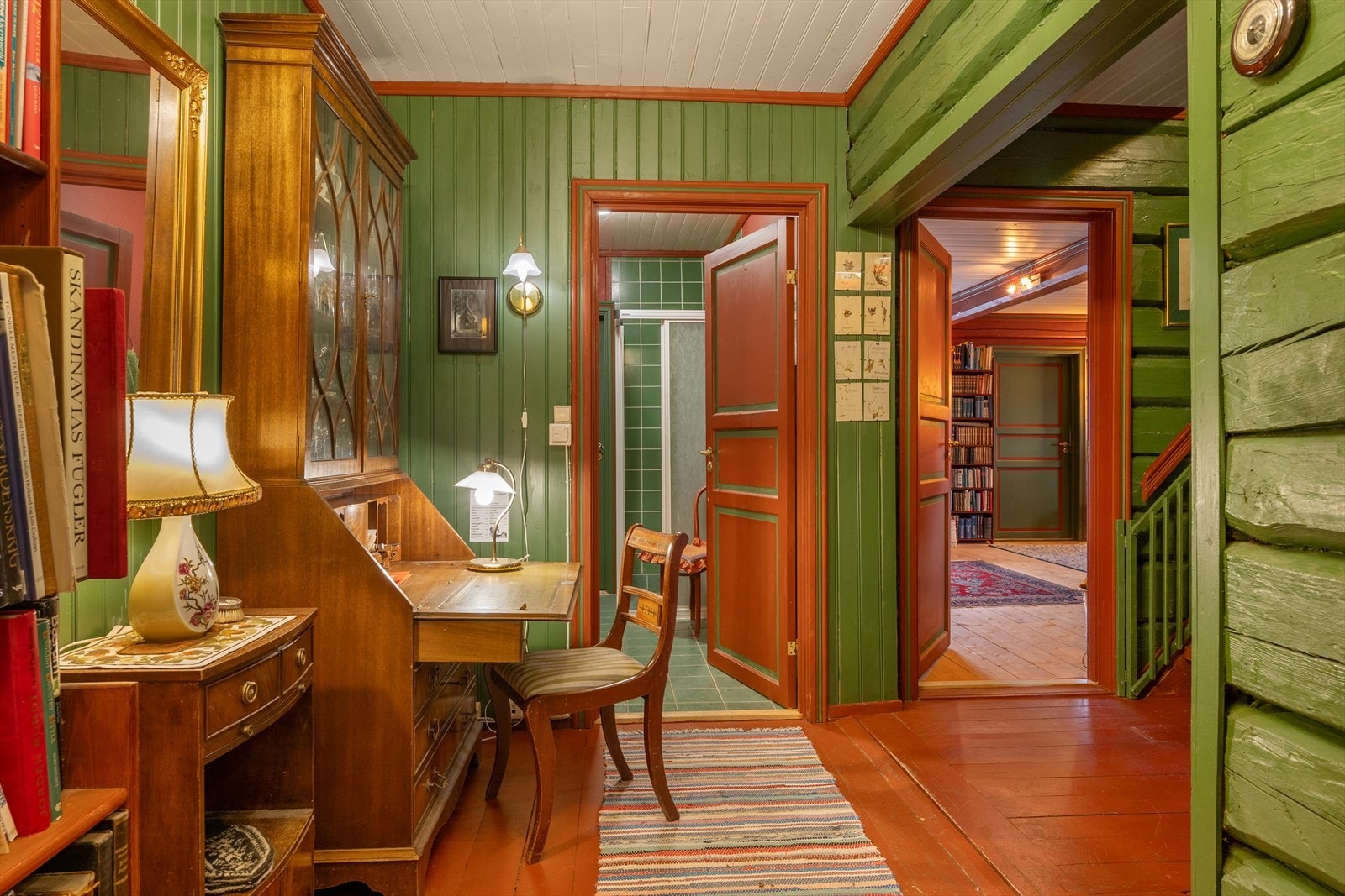 Fra entréen har man tilgang på bad, stue, kjøkken samt trapp opp til andre etasje. Galleribilde