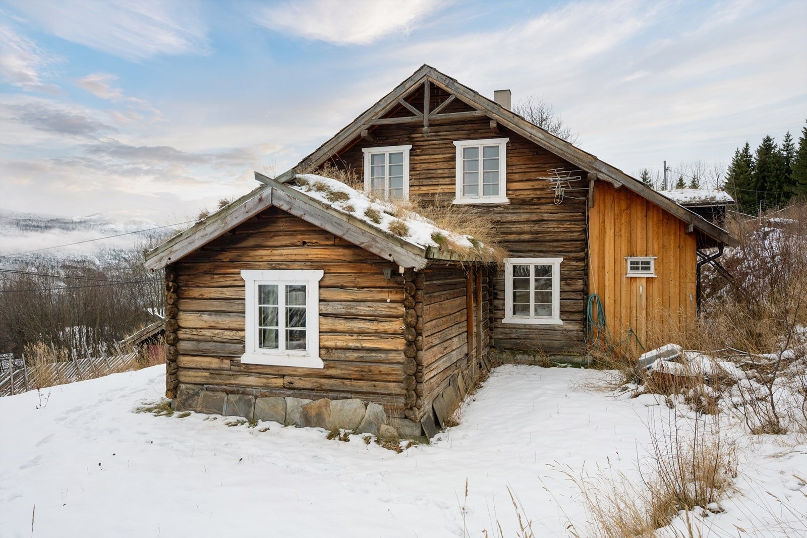 Her ser man den eldre tømmerstua som er påbygd hovedhuset. Galleribilde