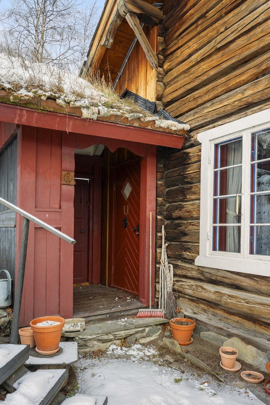 Inngangspartiet til hovedhuset er overbygd. Galleribilde