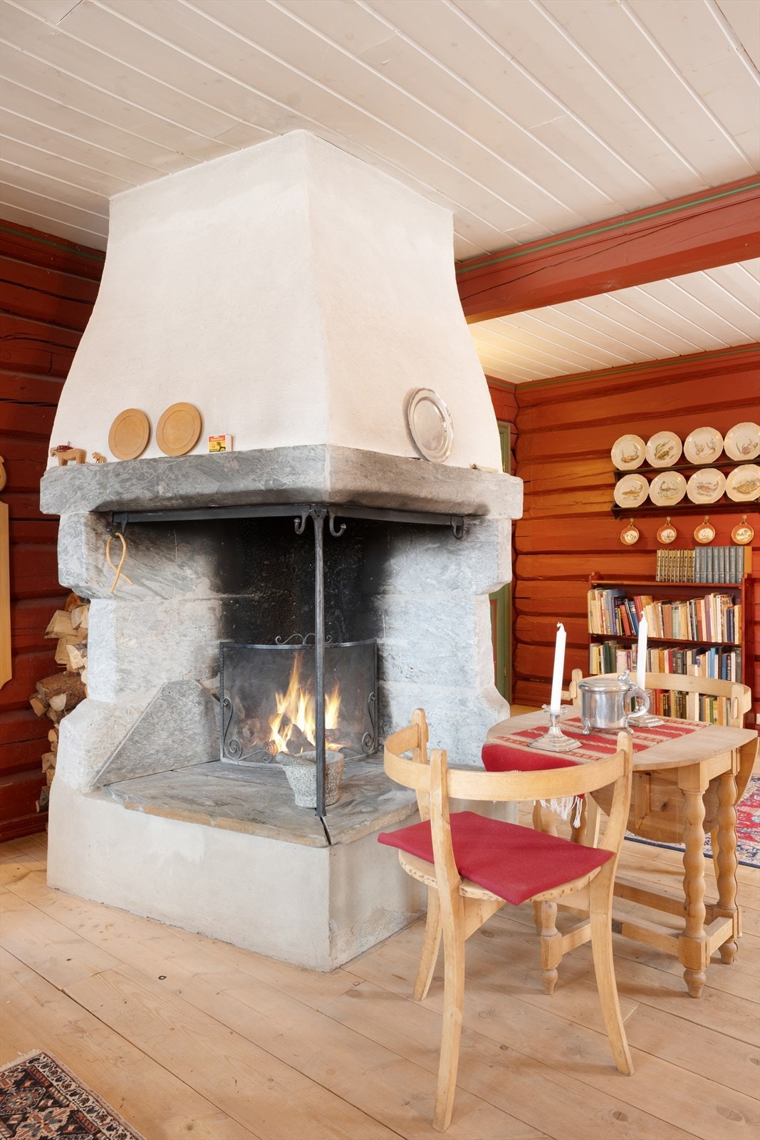 Det er også en peis i stua. Galleribilde