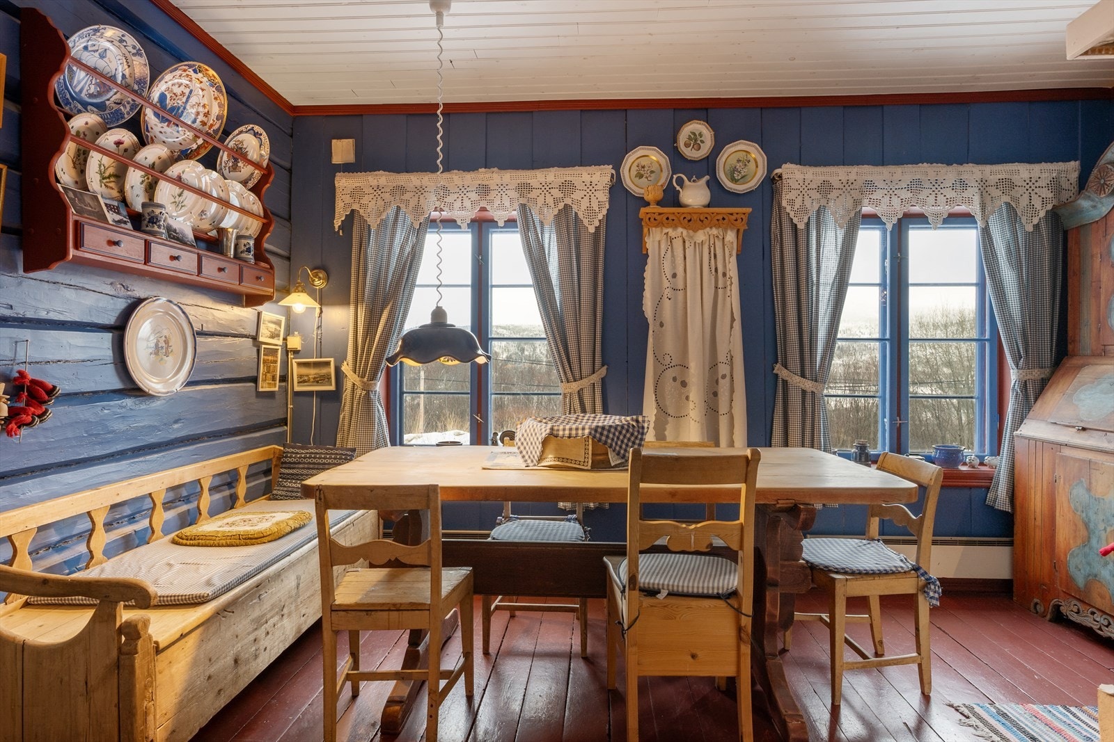 ..samt et romslig kjøkkenbord. Galleribilde