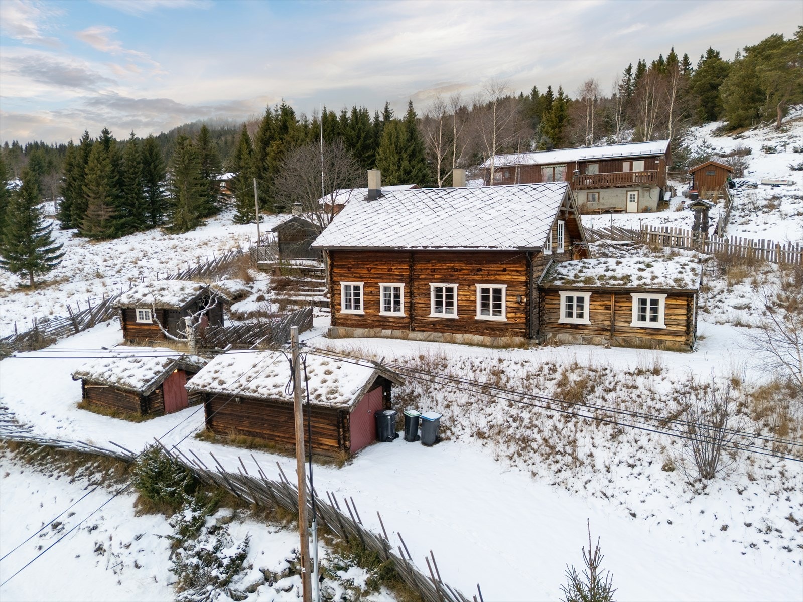 Eiendommen består av flere forskjellige bygninger; Hovedhus, garasje, snekkerbod, vedkjul, matbod og skriverstue. Galleribilde