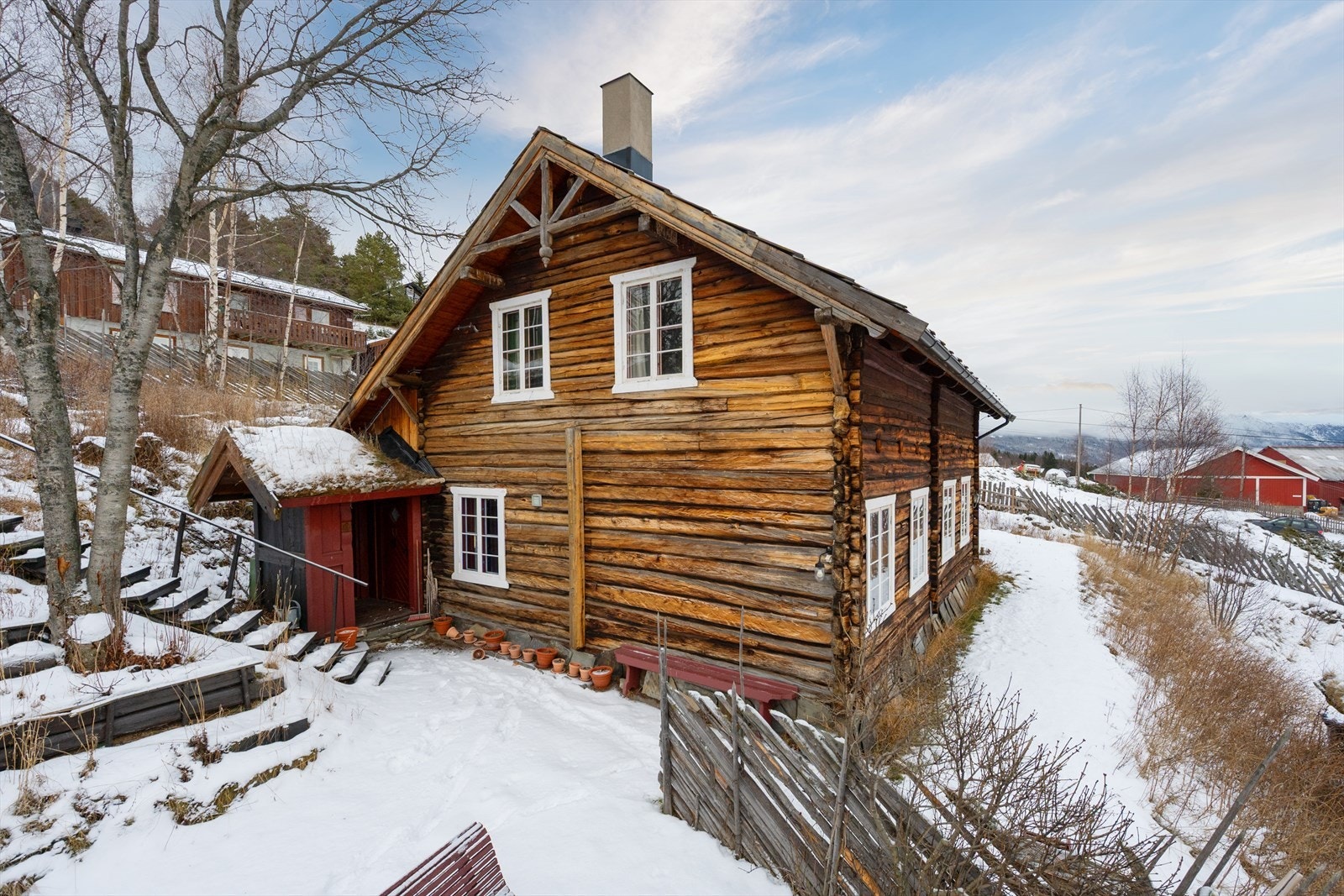 Alle bygningene er oppført i laftetømmer. Galleribilde
