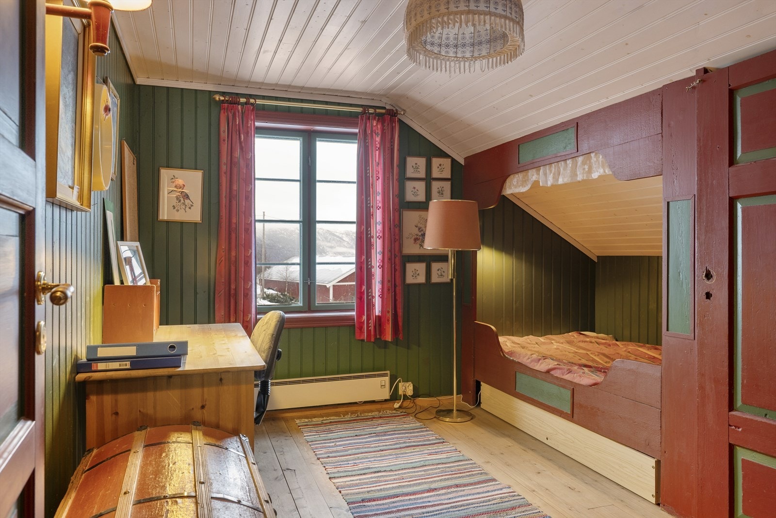 To av soverommene har senger som er bygd inn i skråtakene. Galleribilde