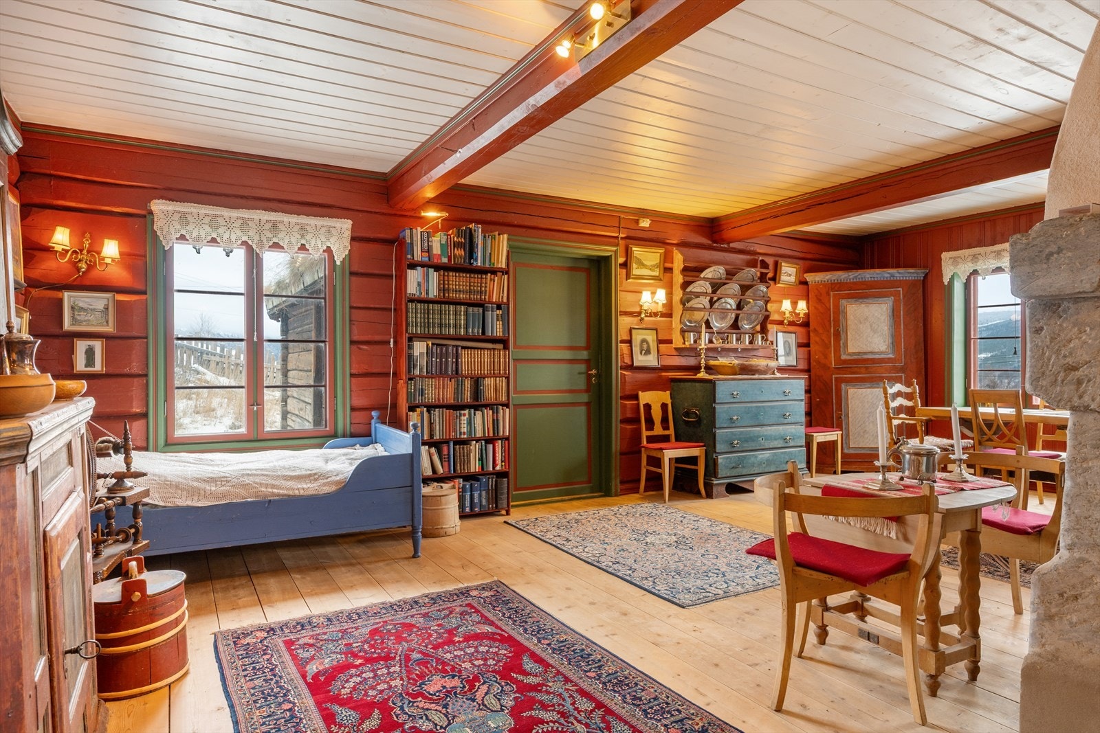 Fra stuen har man inngang til en eldre tømmerstue. Galleribilde