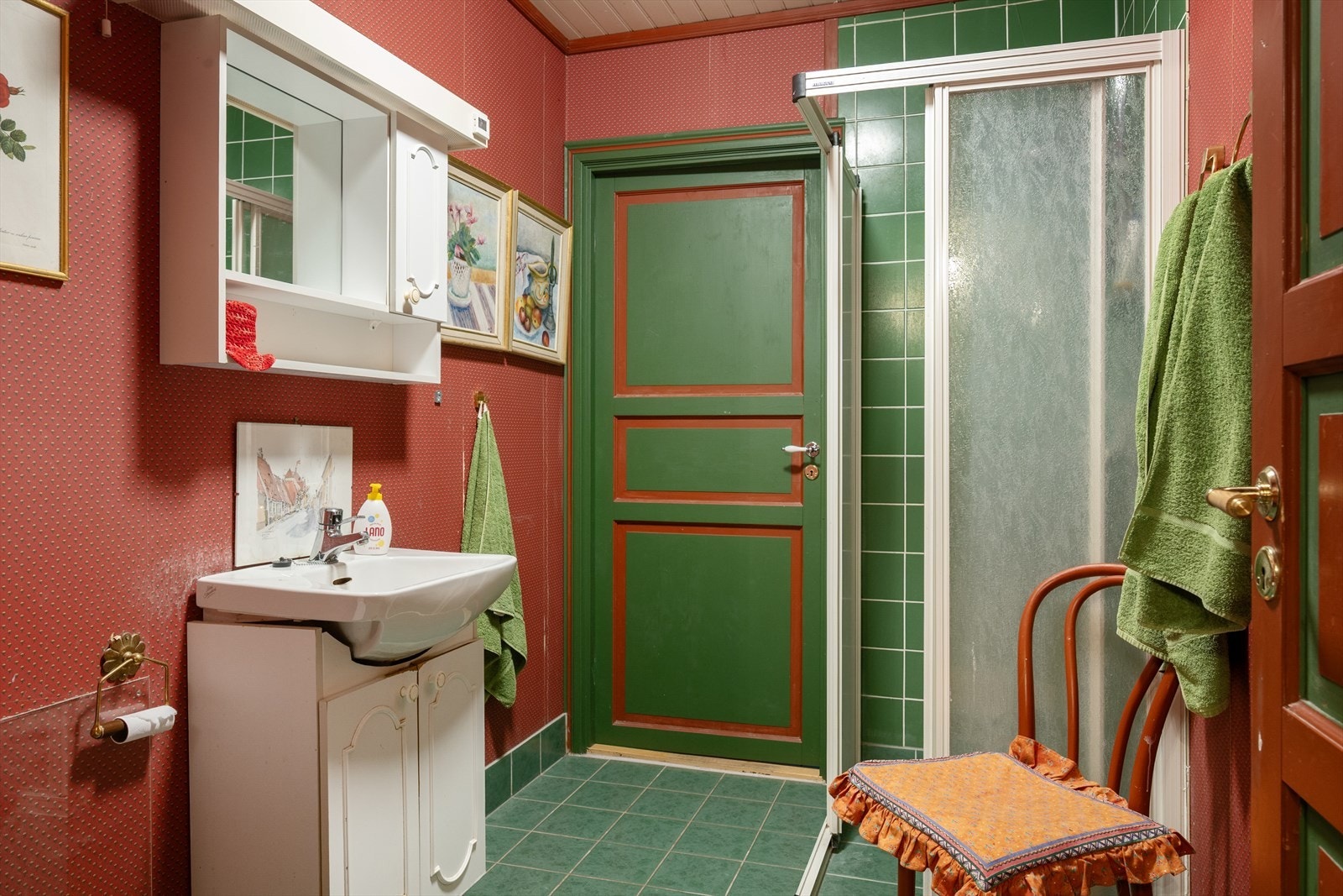 Badet i hovedetasjen. Innenfor badet er det vaskerom. Galleribilde