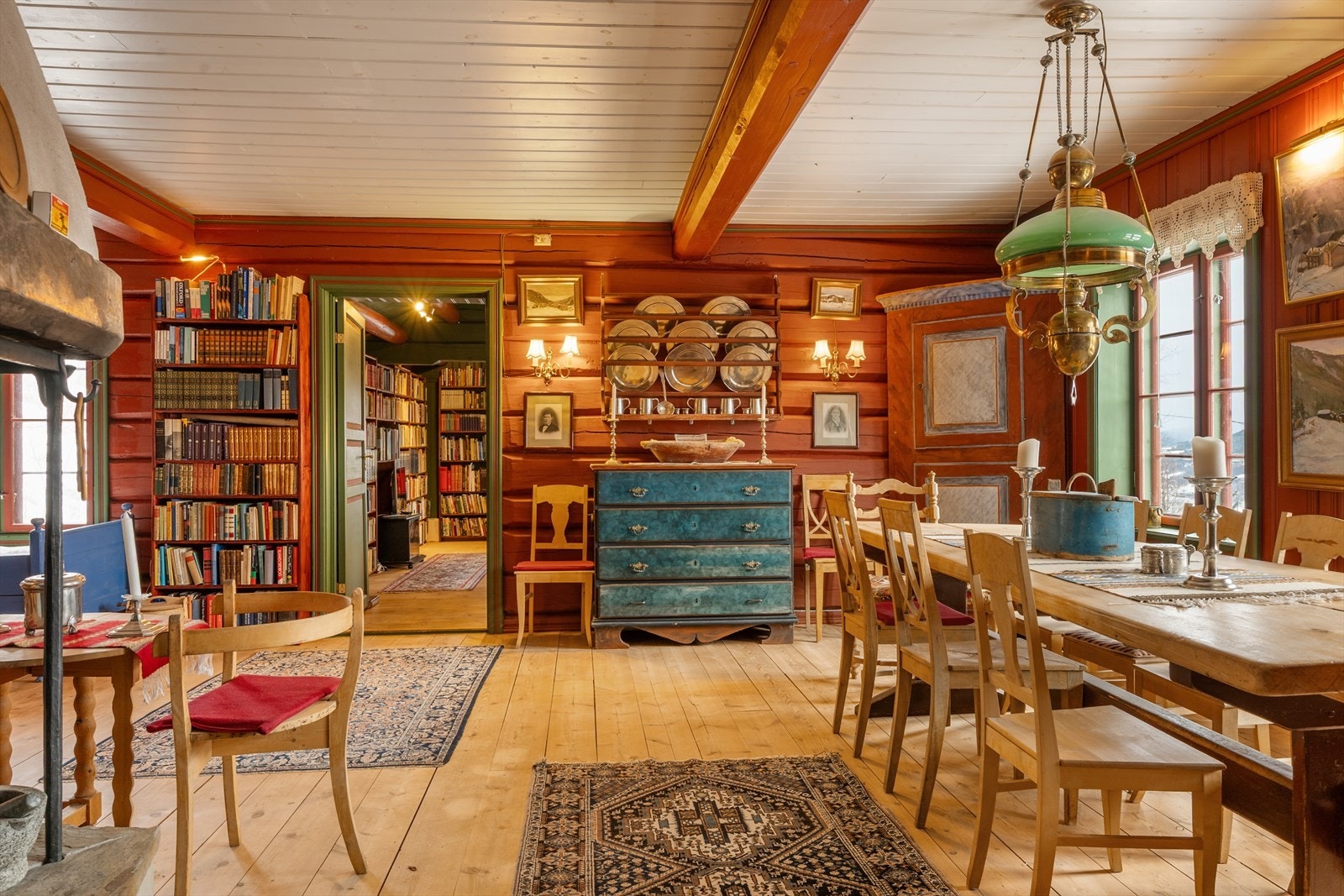 Det er gode muligheter for å møblere stuen med flere sittegrupper. Galleribilde